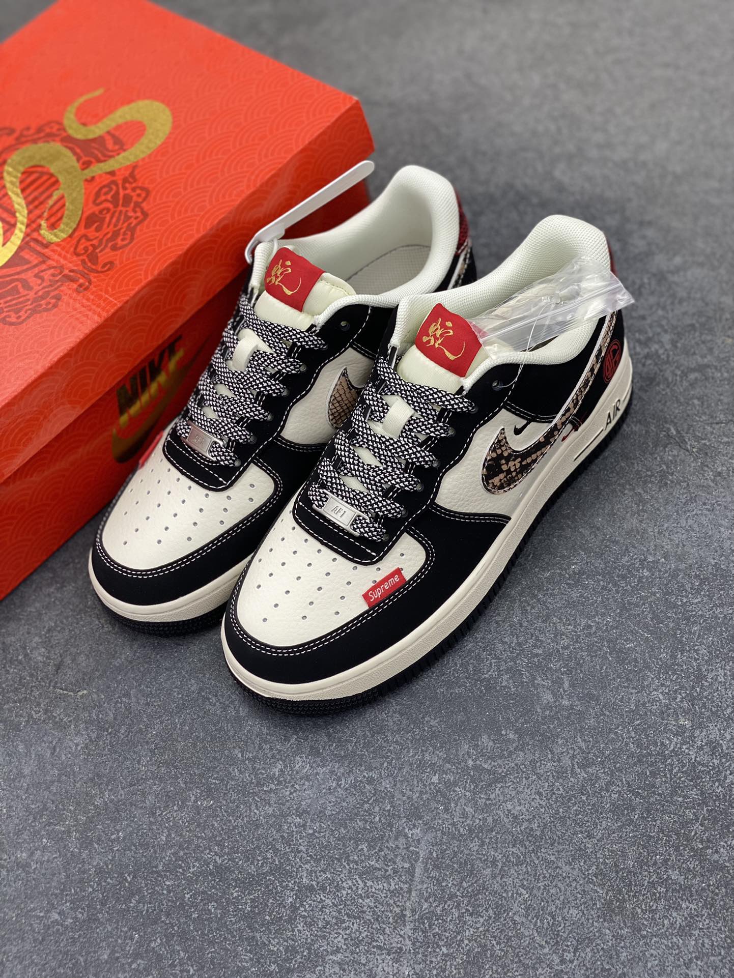 图片[8]-福利特价 NIke Air Force 1 \’07 Low “supreme蛇年限定——黑白红蛇纹鳞”空军一号 低帮 运动鞋 休闲鞋 折边针车 工艺难度大 原楦头原纸板 原装鞋盒 定制五金配件 内置全掌气垫 原厂鞋底 货号：HD2258-622 尺码：36 36.5 37.5 38 38.5 39 40 40.5 41 42 42.5 43 44 44.5 45-选品中心