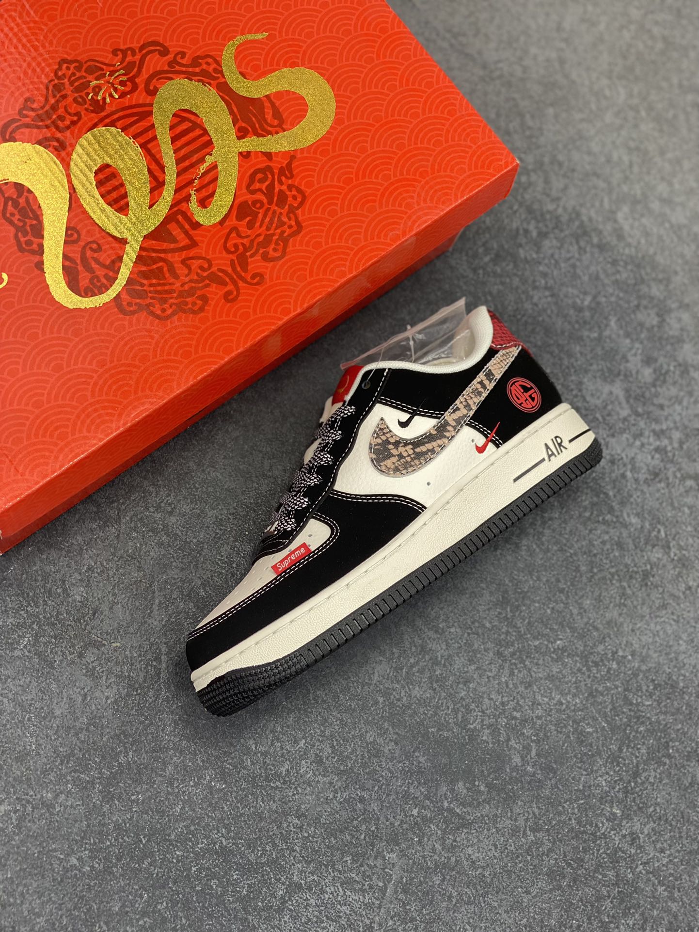 图片[7]-福利特价 NIke Air Force 1 \’07 Low “supreme蛇年限定——黑白红蛇纹鳞”空军一号 低帮 运动鞋 休闲鞋 折边针车 工艺难度大 原楦头原纸板 原装鞋盒 定制五金配件 内置全掌气垫 原厂鞋底 货号：HD2258-622 尺码：36 36.5 37.5 38 38.5 39 40 40.5 41 42 42.5 43 44 44.5 45-选品中心