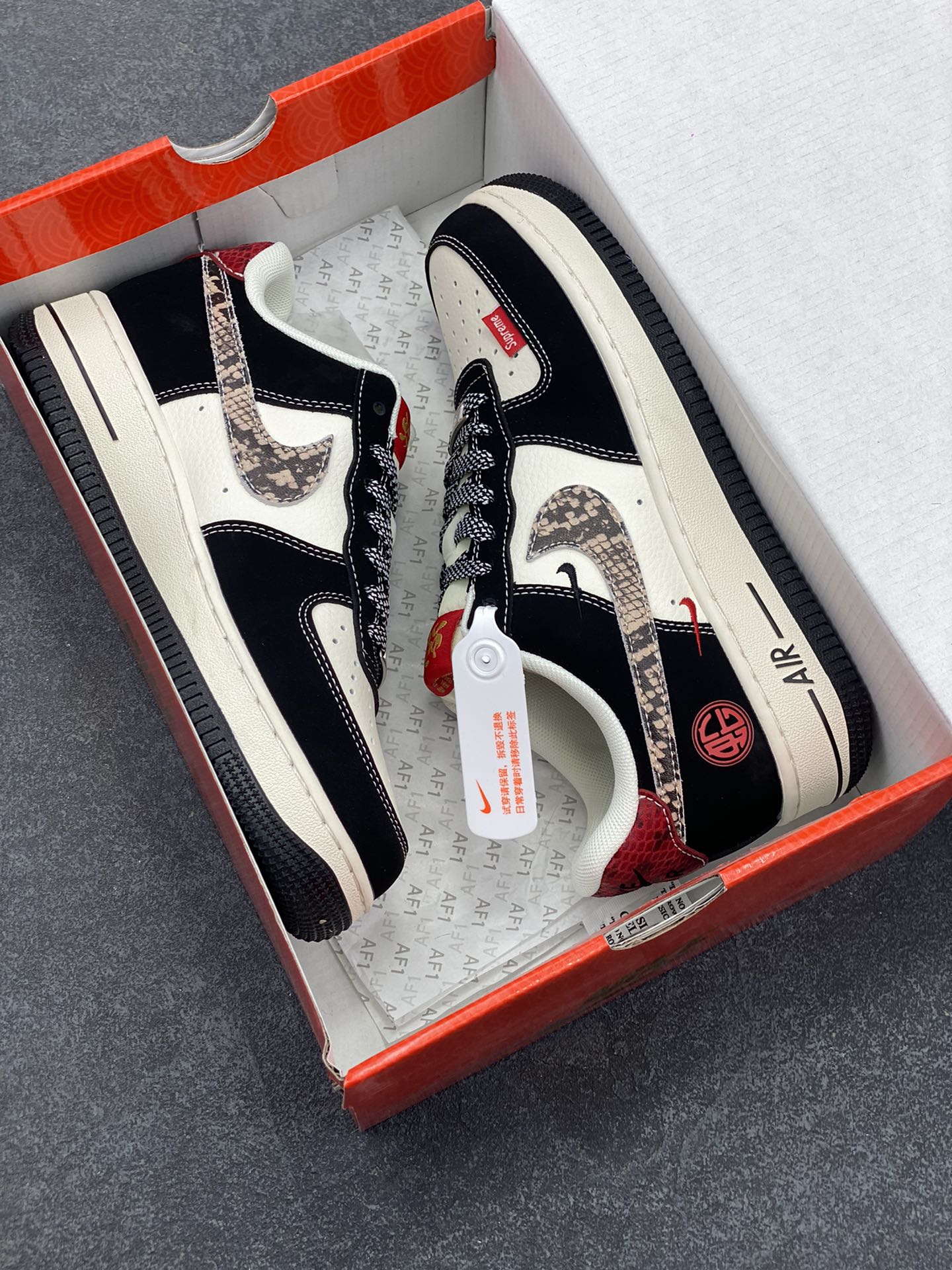 图片[9]-福利特价 NIke Air Force 1 \’07 Low “supreme蛇年限定——黑白红蛇纹鳞”空军一号 低帮 运动鞋 休闲鞋 折边针车 工艺难度大 原楦头原纸板 原装鞋盒 定制五金配件 内置全掌气垫 原厂鞋底 货号：HD2258-622 尺码：36 36.5 37.5 38 38.5 39 40 40.5 41 42 42.5 43 44 44.5 45-选品中心
