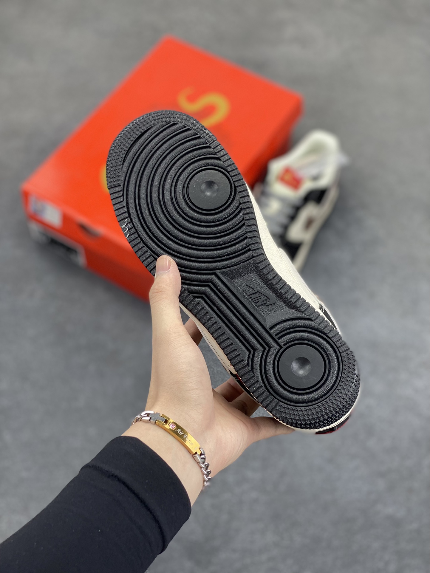 图片[5]-福利特价 NIke Air Force 1 \’07 Low “supreme蛇年限定——黑白红蛇纹鳞”空军一号 低帮 运动鞋 休闲鞋 折边针车 工艺难度大 原楦头原纸板 原装鞋盒 定制五金配件 内置全掌气垫 原厂鞋底 货号：HD2258-622 尺码：36 36.5 37.5 38 38.5 39 40 40.5 41 42 42.5 43 44 44.5 45-选品中心