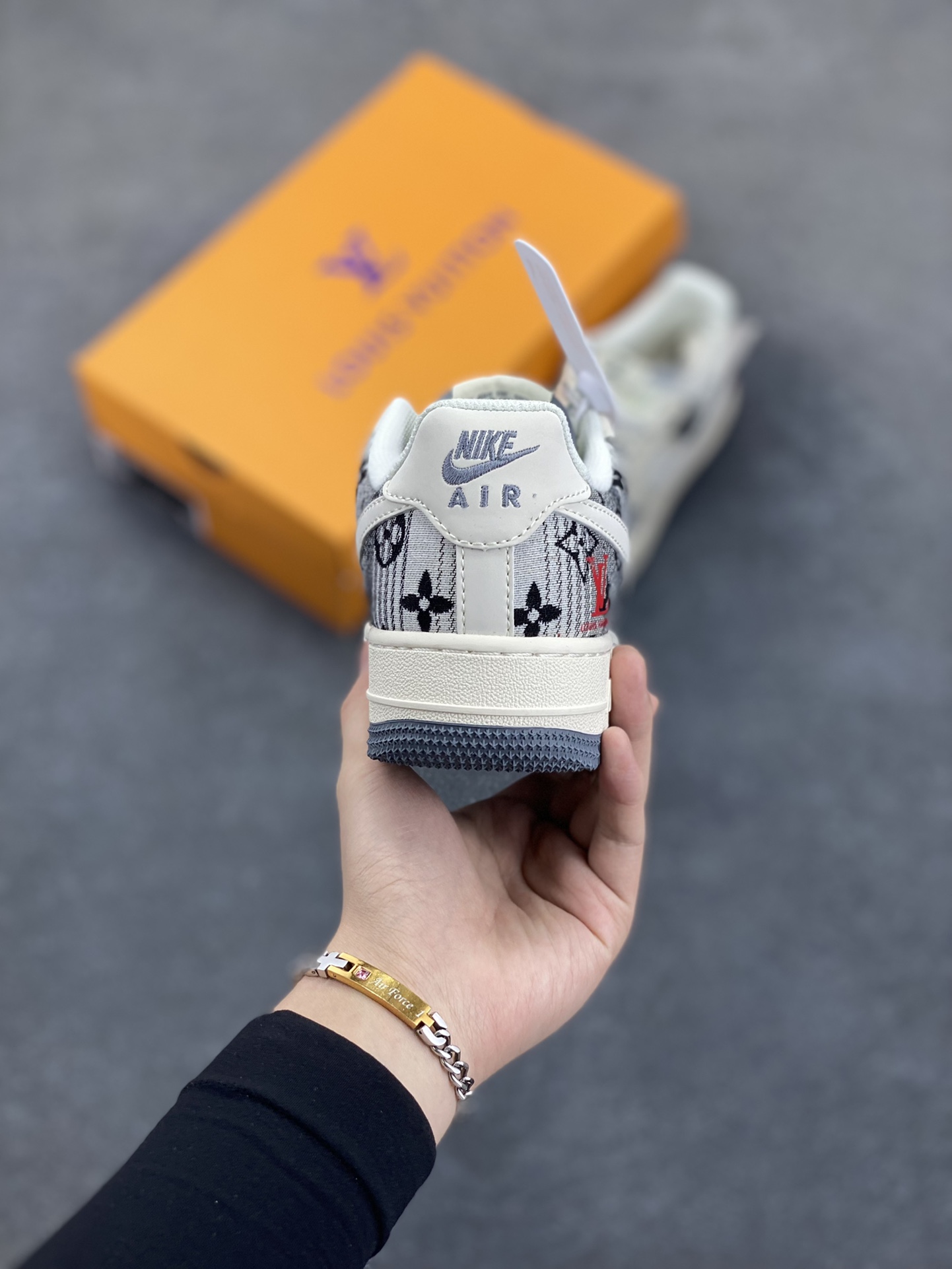 图片[4]-NIke Air Force 1 \’07 Low “LV联名——黑灰印花牛仔”空军一号 低帮 运动鞋 休闲鞋 折边针车 工艺难度大 原楦头原纸板 原装鞋盒 定制五金配件 内置全掌气垫 原厂鞋底 货号：XS1958-587 尺码：36 36.5 37.5 38 38.5 39 40 40.5 41 42 42.5 43 44 44.5 45-选品中心