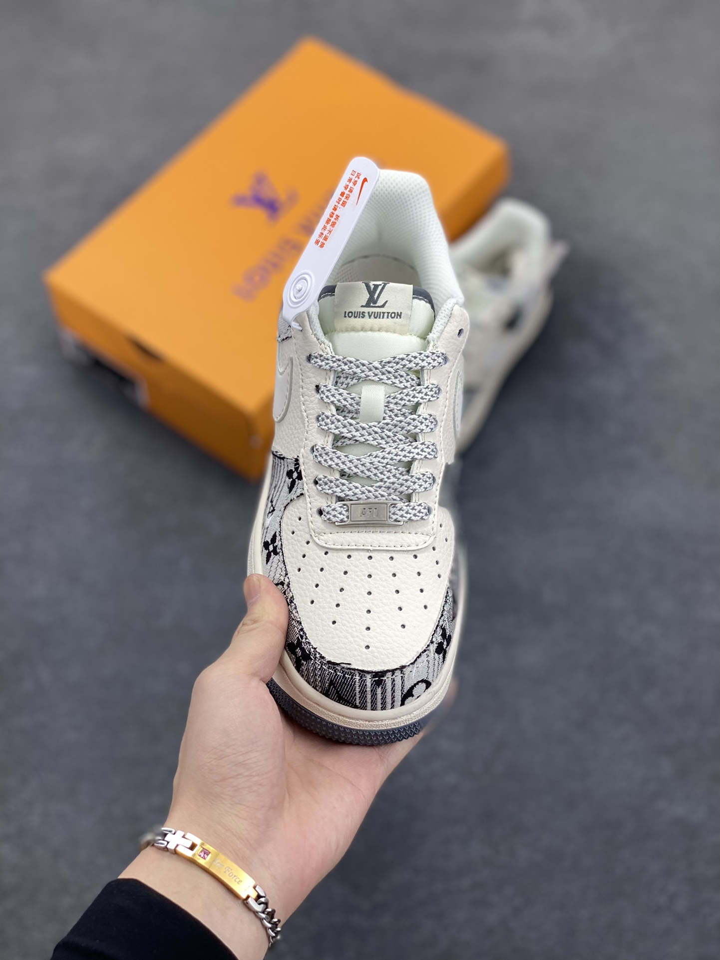 图片[2]-NIke Air Force 1 \’07 Low “LV联名——黑灰印花牛仔”空军一号 低帮 运动鞋 休闲鞋 折边针车 工艺难度大 原楦头原纸板 原装鞋盒 定制五金配件 内置全掌气垫 原厂鞋底 货号：XS1958-587 尺码：36 36.5 37.5 38 38.5 39 40 40.5 41 42 42.5 43 44 44.5 45-选品中心