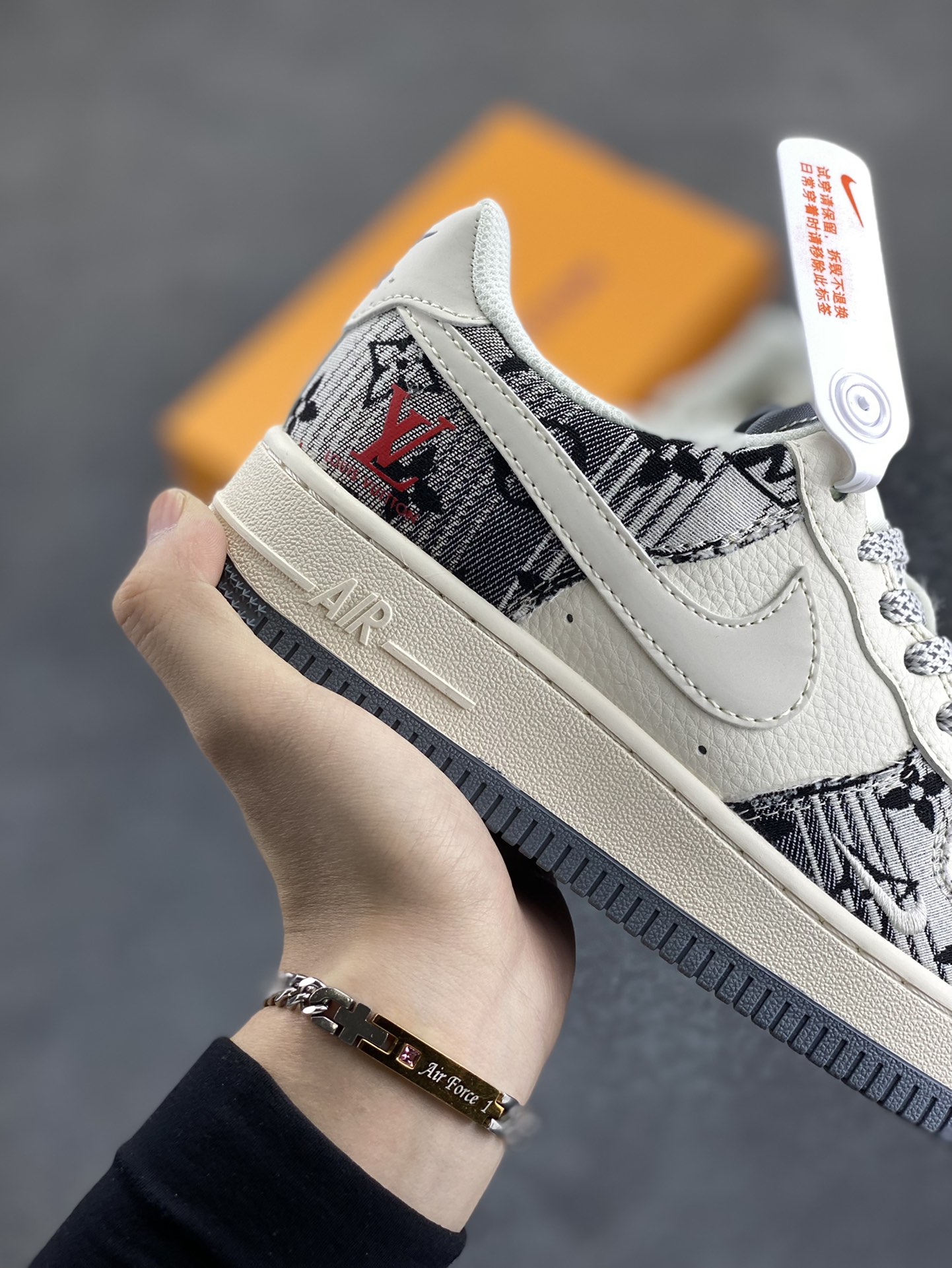 图片[6]-NIke Air Force 1 \’07 Low “LV联名——黑灰印花牛仔”空军一号 低帮 运动鞋 休闲鞋 折边针车 工艺难度大 原楦头原纸板 原装鞋盒 定制五金配件 内置全掌气垫 原厂鞋底 货号：XS1958-587 尺码：36 36.5 37.5 38 38.5 39 40 40.5 41 42 42.5 43 44 44.5 45-选品中心