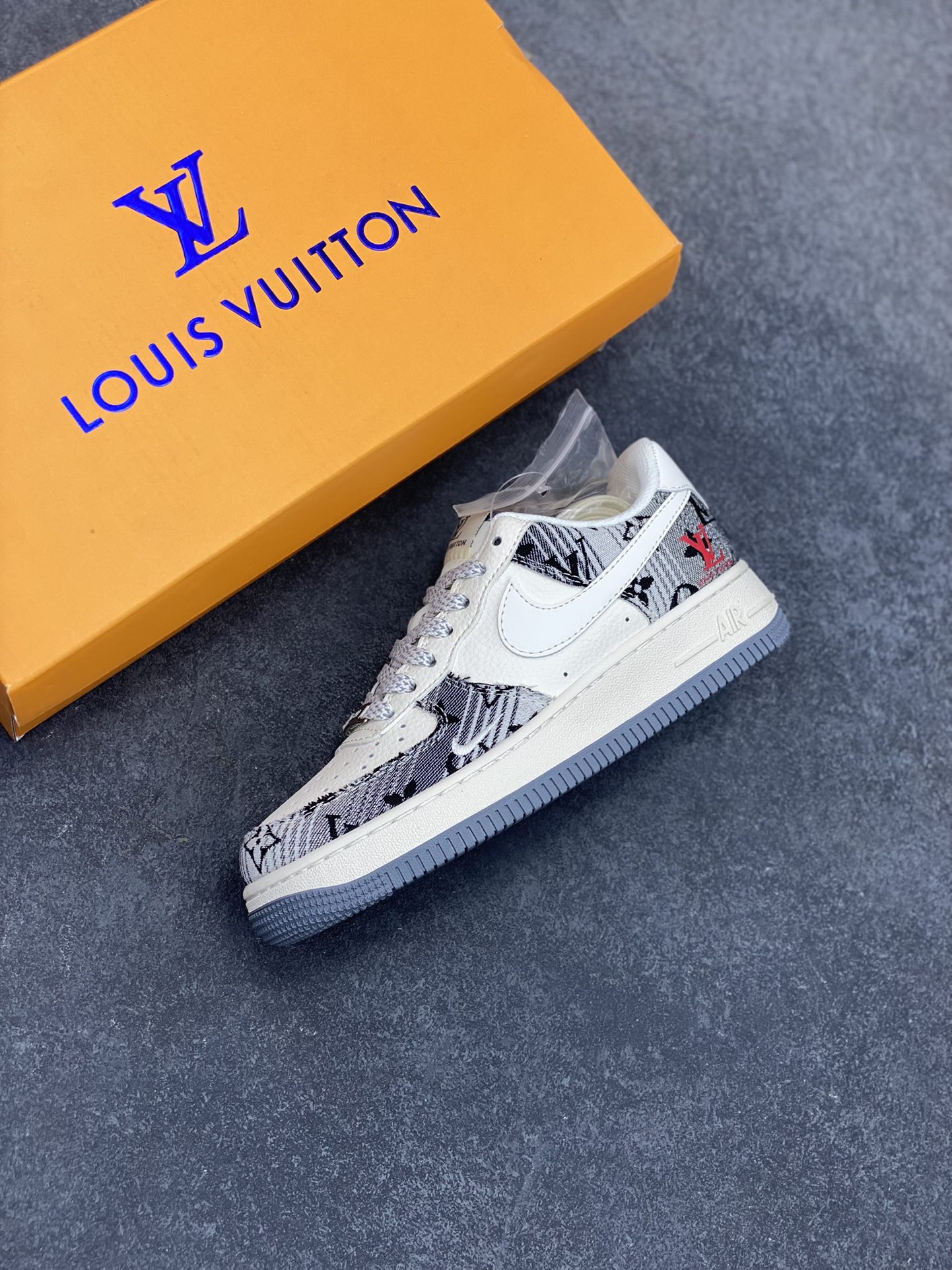 图片[7]-NIke Air Force 1 \’07 Low “LV联名——黑灰印花牛仔”空军一号 低帮 运动鞋 休闲鞋 折边针车 工艺难度大 原楦头原纸板 原装鞋盒 定制五金配件 内置全掌气垫 原厂鞋底 货号：XS1958-587 尺码：36 36.5 37.5 38 38.5 39 40 40.5 41 42 42.5 43 44 44.5 45-选品中心