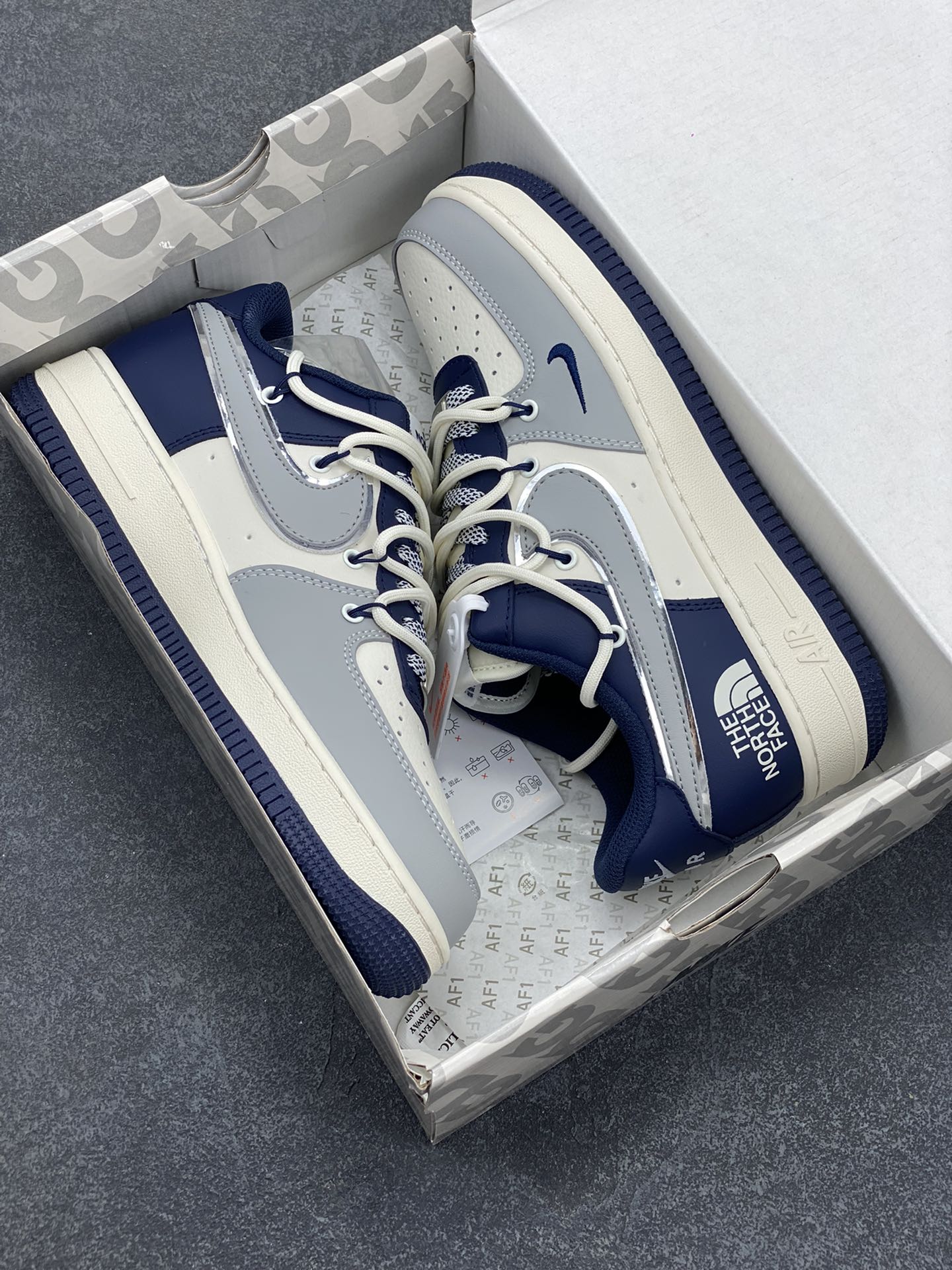 图片[9]-NIke Air Force 1 \’07 Low “北面联名——灰蓝抽绳”空军一号 低帮 运动鞋 休闲鞋 折边针车 工艺难度大 原楦头原纸板 原装鞋盒 定制五金配件 内置全掌气垫 原厂鞋底 货号：SJ1198-700 尺码：36 36.5 37.5 38 38.5 39 40 40.5 41 42 42.5 43 44 44.5 45-选品中心