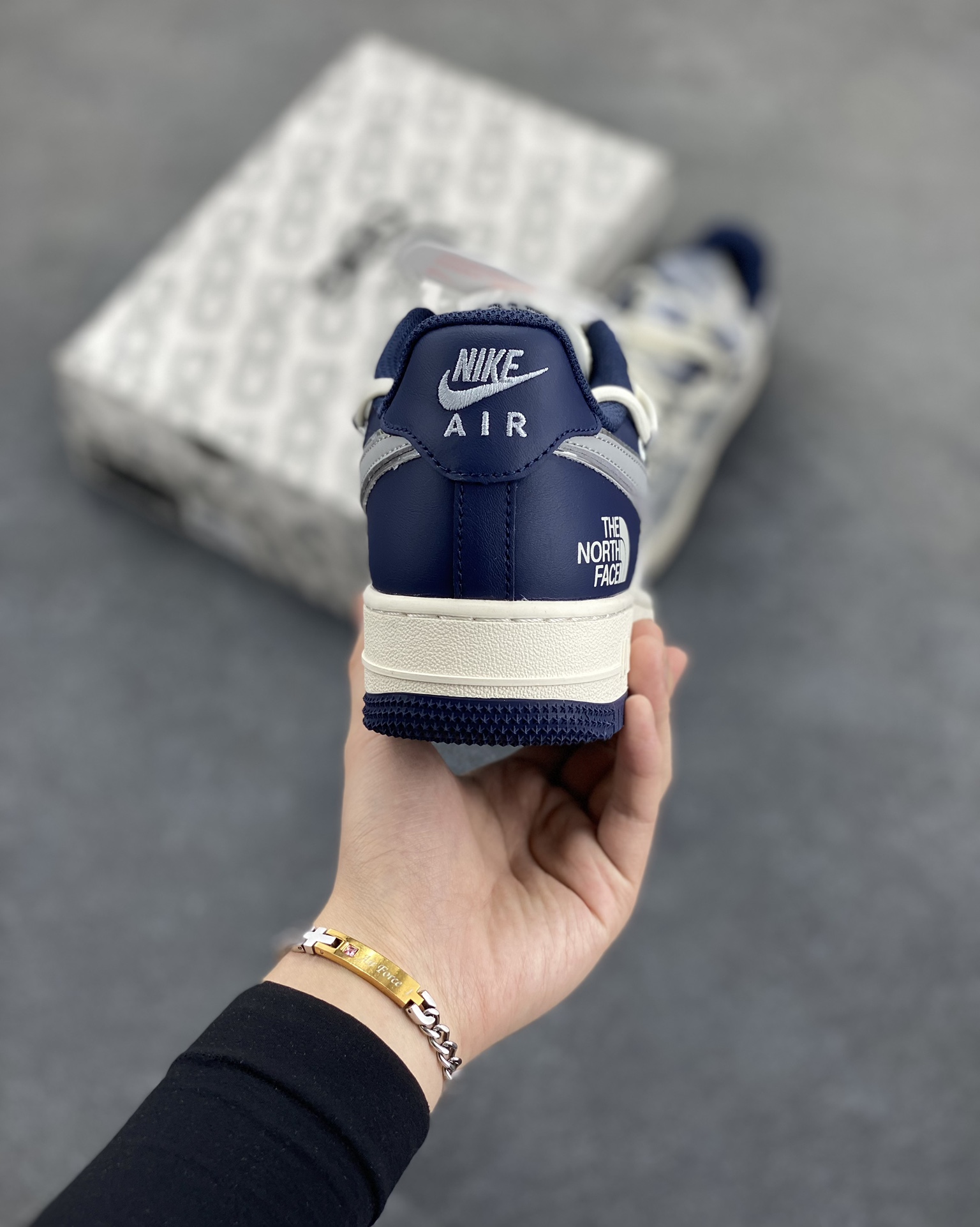 图片[4]-NIke Air Force 1 \’07 Low “北面联名——灰蓝抽绳”空军一号 低帮 运动鞋 休闲鞋 折边针车 工艺难度大 原楦头原纸板 原装鞋盒 定制五金配件 内置全掌气垫 原厂鞋底 货号：SJ1198-700 尺码：36 36.5 37.5 38 38.5 39 40 40.5 41 42 42.5 43 44 44.5 45-选品中心
