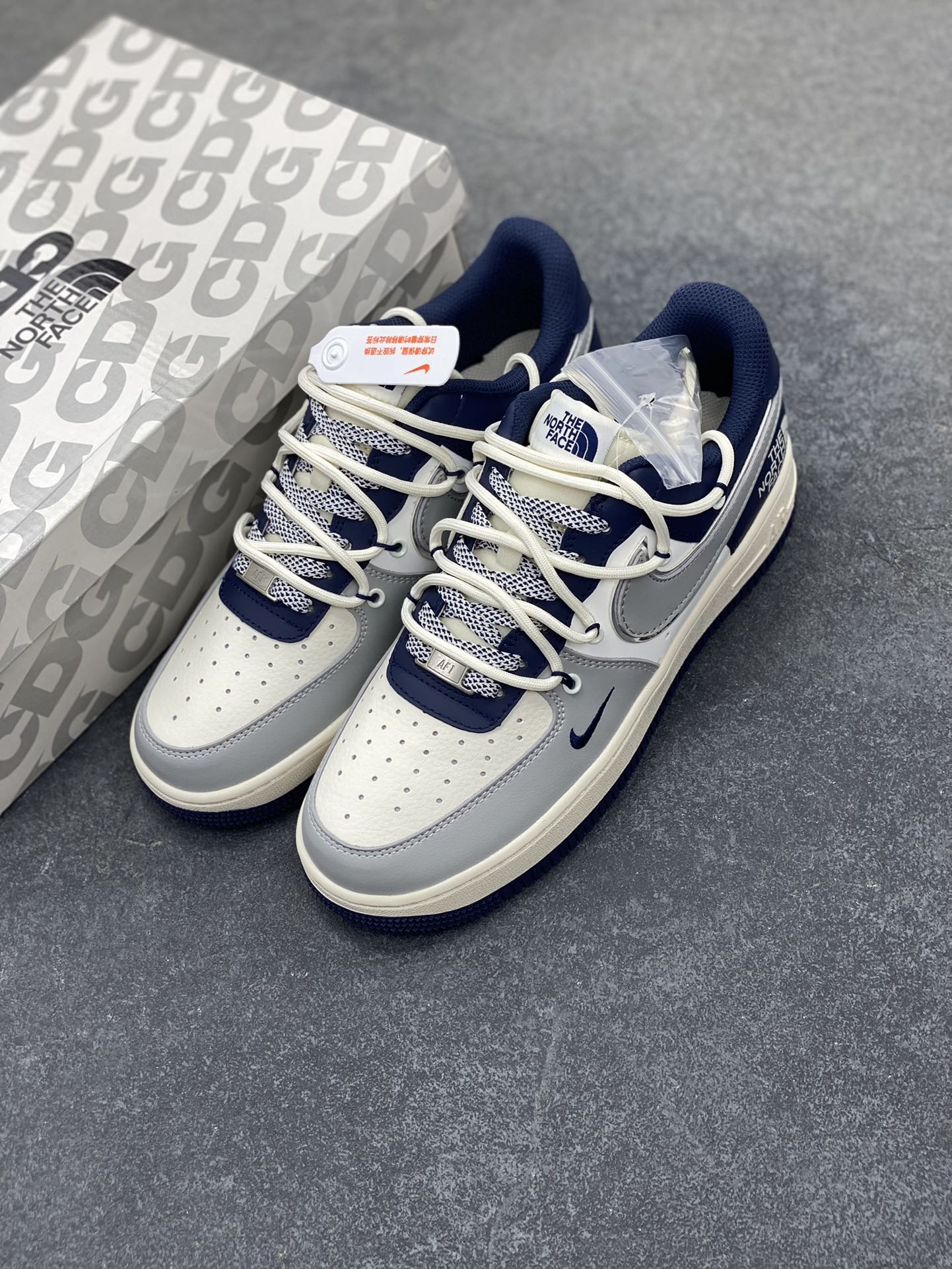 图片[8]-NIke Air Force 1 \’07 Low “北面联名——灰蓝抽绳”空军一号 低帮 运动鞋 休闲鞋 折边针车 工艺难度大 原楦头原纸板 原装鞋盒 定制五金配件 内置全掌气垫 原厂鞋底 货号：SJ1198-700 尺码：36 36.5 37.5 38 38.5 39 40 40.5 41 42 42.5 43 44 44.5 45-选品中心