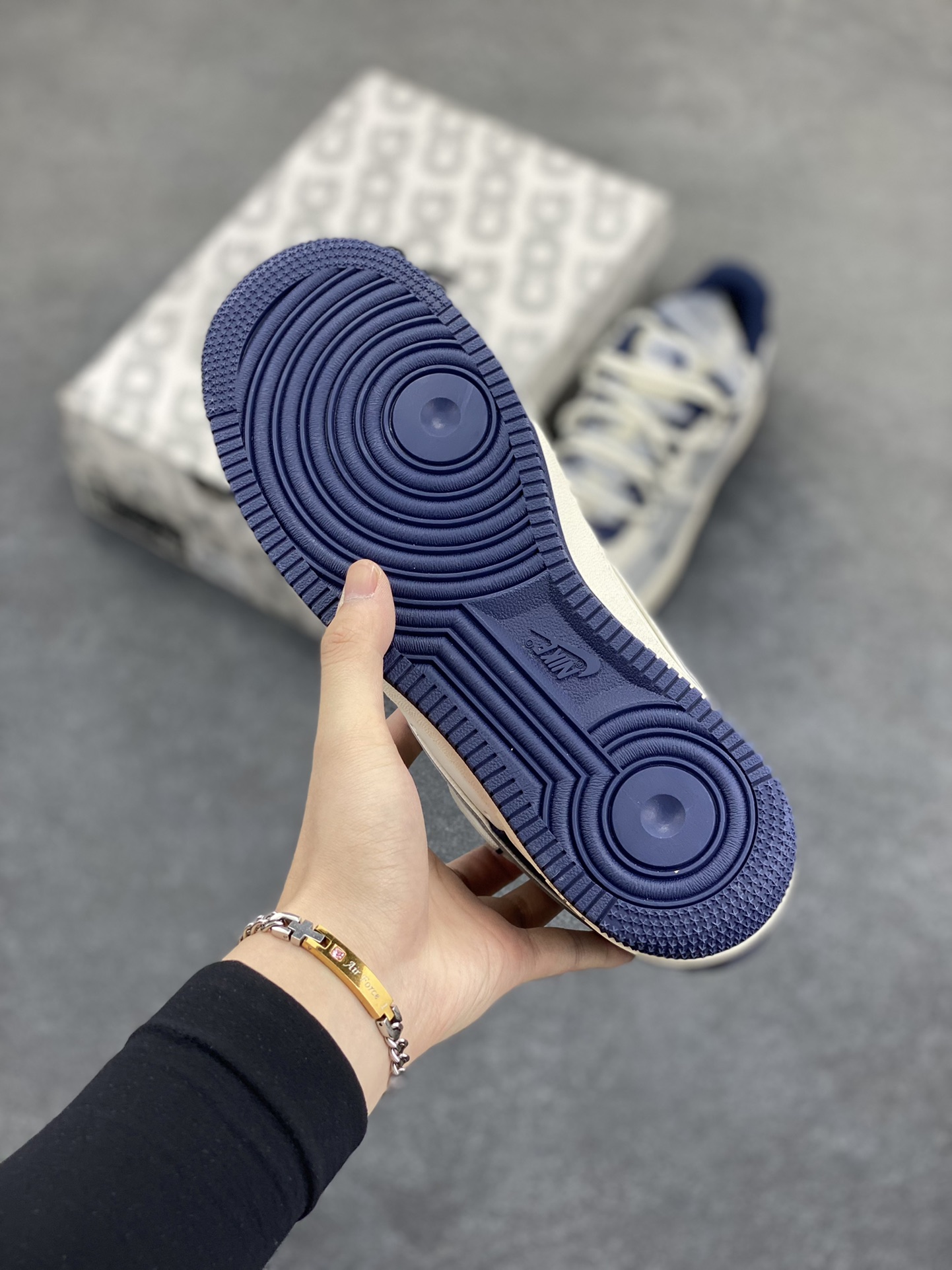 图片[5]-NIke Air Force 1 \’07 Low “北面联名——灰蓝抽绳”空军一号 低帮 运动鞋 休闲鞋 折边针车 工艺难度大 原楦头原纸板 原装鞋盒 定制五金配件 内置全掌气垫 原厂鞋底 货号：SJ1198-700 尺码：36 36.5 37.5 38 38.5 39 40 40.5 41 42 42.5 43 44 44.5 45-选品中心