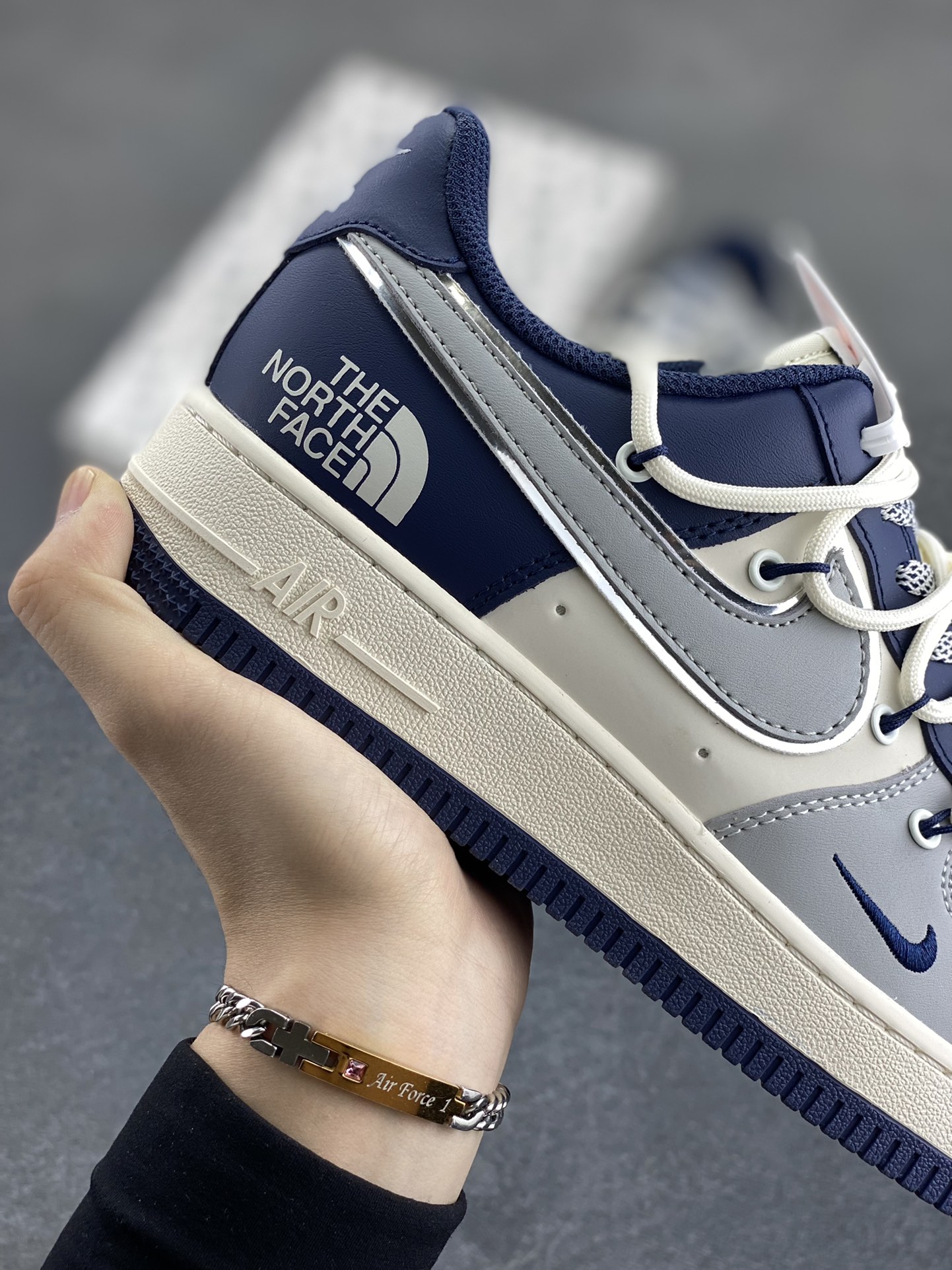 图片[6]-NIke Air Force 1 \’07 Low “北面联名——灰蓝抽绳”空军一号 低帮 运动鞋 休闲鞋 折边针车 工艺难度大 原楦头原纸板 原装鞋盒 定制五金配件 内置全掌气垫 原厂鞋底 货号：SJ1198-700 尺码：36 36.5 37.5 38 38.5 39 40 40.5 41 42 42.5 43 44 44.5 45-选品中心