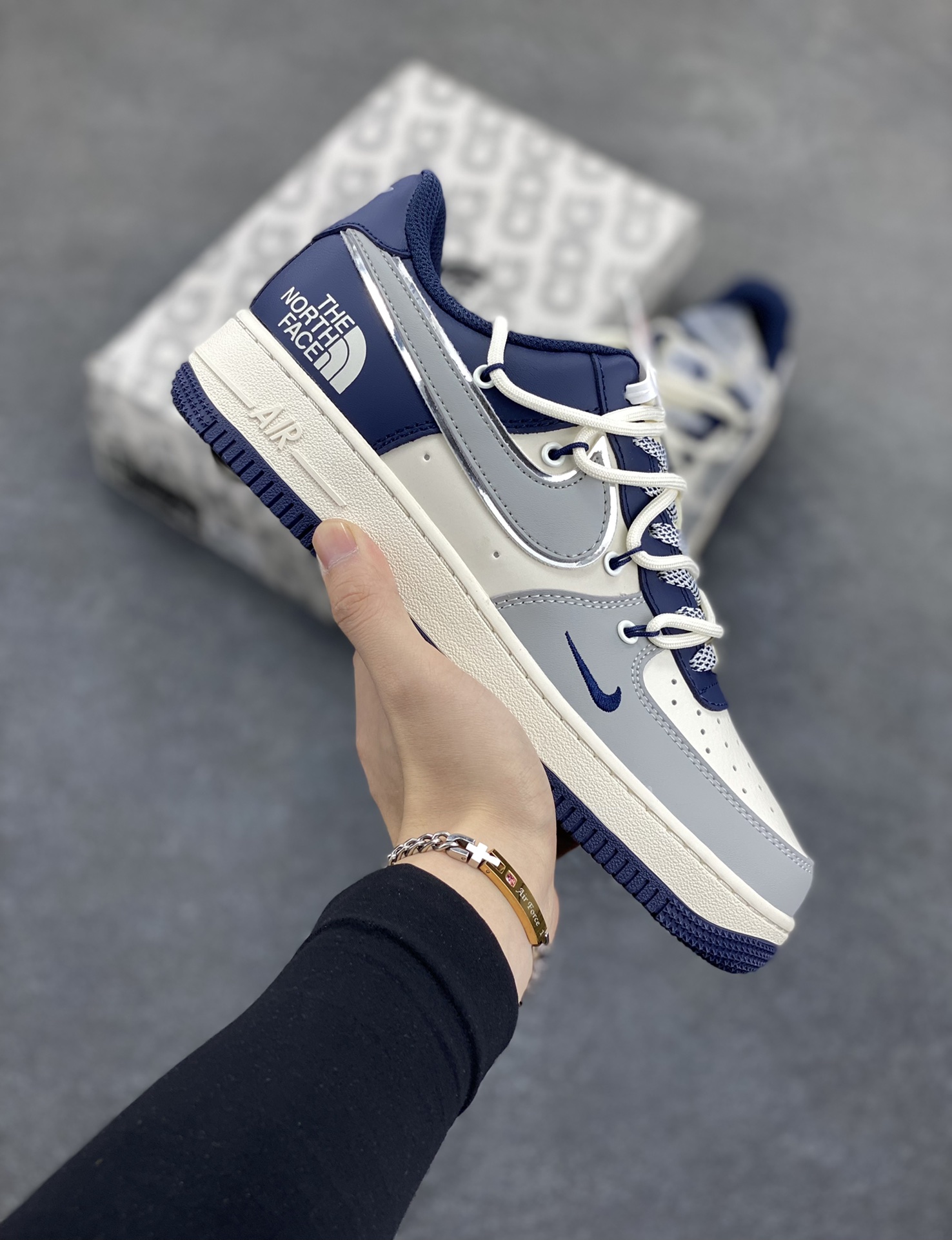 NIke Air Force 1 \'07 Low “北面联名——灰蓝抽绳”空军一号 低帮 运动鞋 休闲鞋 折边针车 工艺难度大 原楦头原纸板 原装鞋盒 定制五金配件 内置全掌气垫 原厂鞋底 货号：SJ1198-700 尺码：36 36.5 37.5 38 38.5 39 40 40.5 41 42 42.5 43 44 44.5 45-选品中心