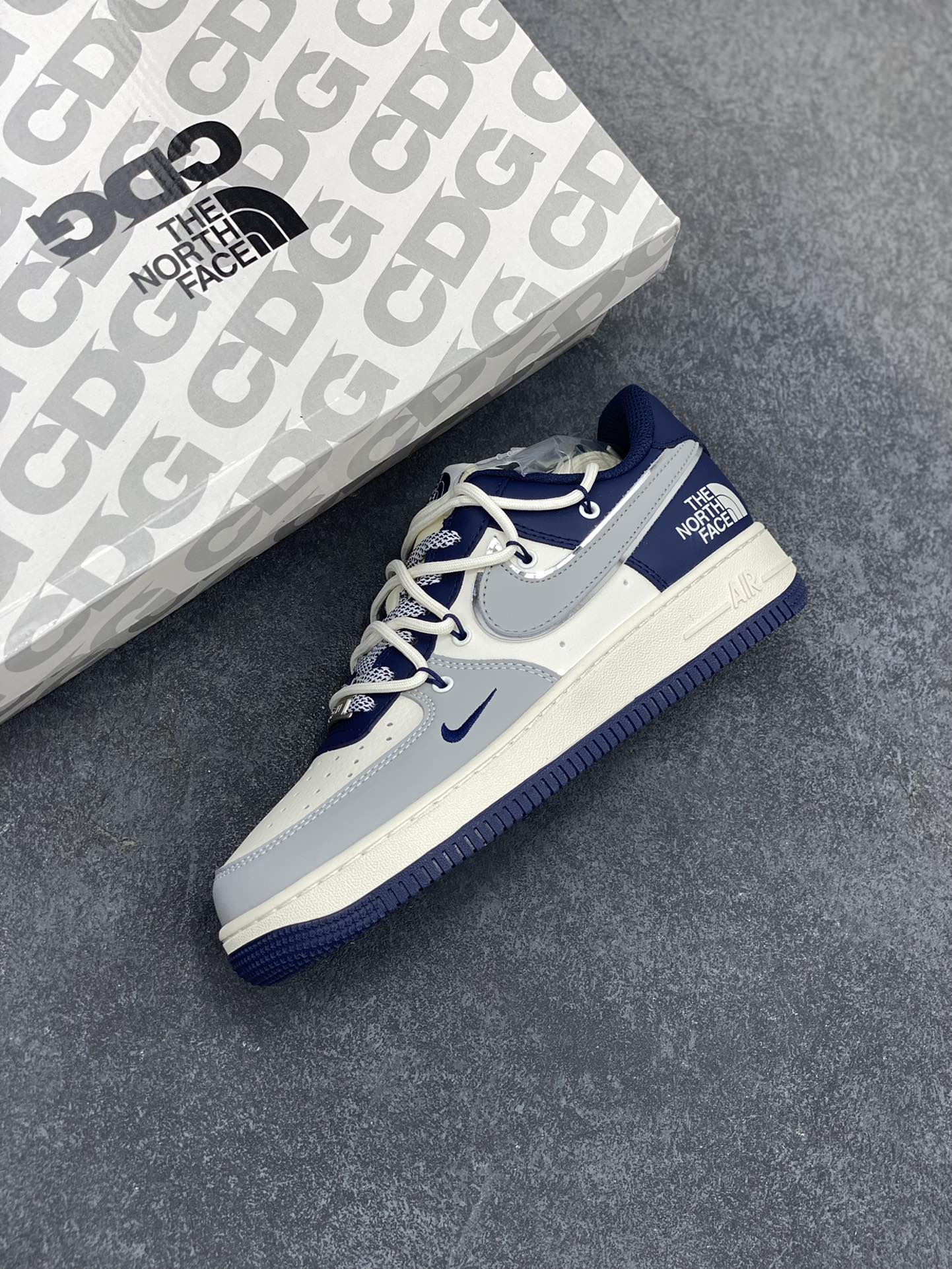 图片[7]-NIke Air Force 1 \’07 Low “北面联名——灰蓝抽绳”空军一号 低帮 运动鞋 休闲鞋 折边针车 工艺难度大 原楦头原纸板 原装鞋盒 定制五金配件 内置全掌气垫 原厂鞋底 货号：SJ1198-700 尺码：36 36.5 37.5 38 38.5 39 40 40.5 41 42 42.5 43 44 44.5 45-选品中心