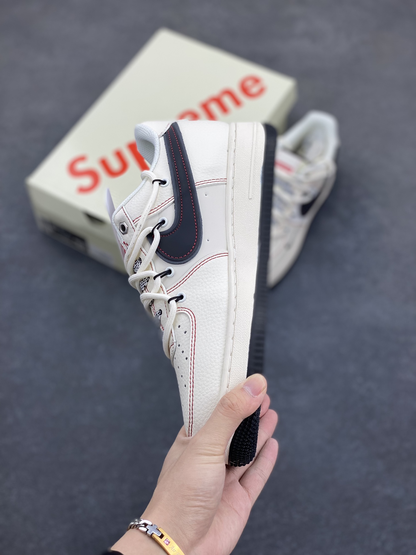 图片[3]-NIke Air Force 1 \’07 Low “Supreme联名–米红线抽绳”空军一号 低帮 运动鞋 休闲鞋 折边针车 工艺难度大 原楦头原纸板 原装鞋盒 定制五金配件 内置全掌气垫 原厂鞋底 货号：SJ1198-104 尺码：36 36.5 37.5 38 38.5 39 40 40.5 41 42 42.5 43 44 44.5 45-选品中心