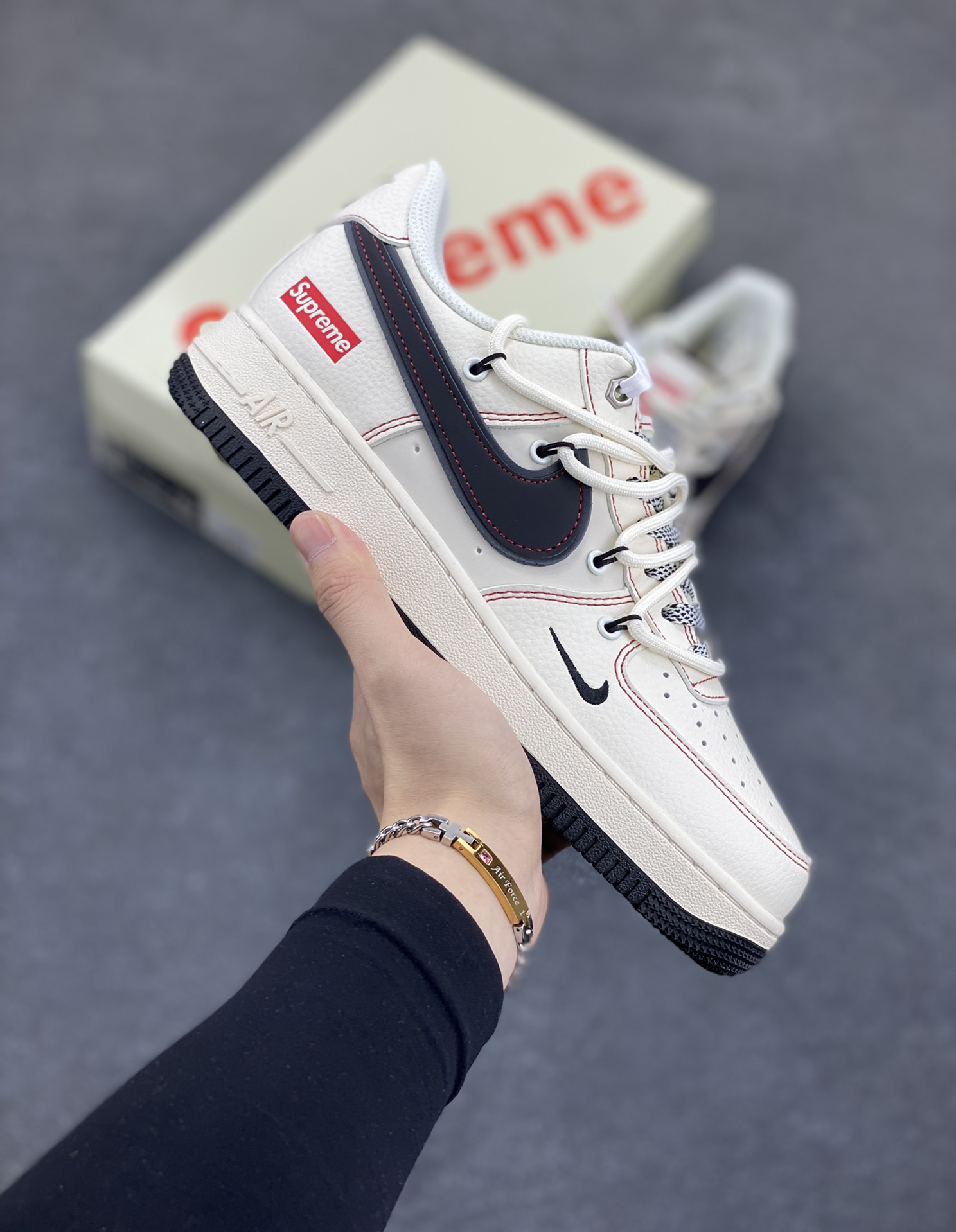 NIke Air Force 1 \’07 Low “Supreme联名–米红线抽绳”空军一号 低帮 运动鞋 休闲鞋 折边针车 工艺难度大 原楦头原纸板 原装鞋盒 定制五金配件 内置全掌气垫 原厂鞋底 货号：SJ1198-104 尺码：36 36.5 37.5 38 38.5 39 40 40.5 41 42 42.5 43 44 44.5 45-选品中心