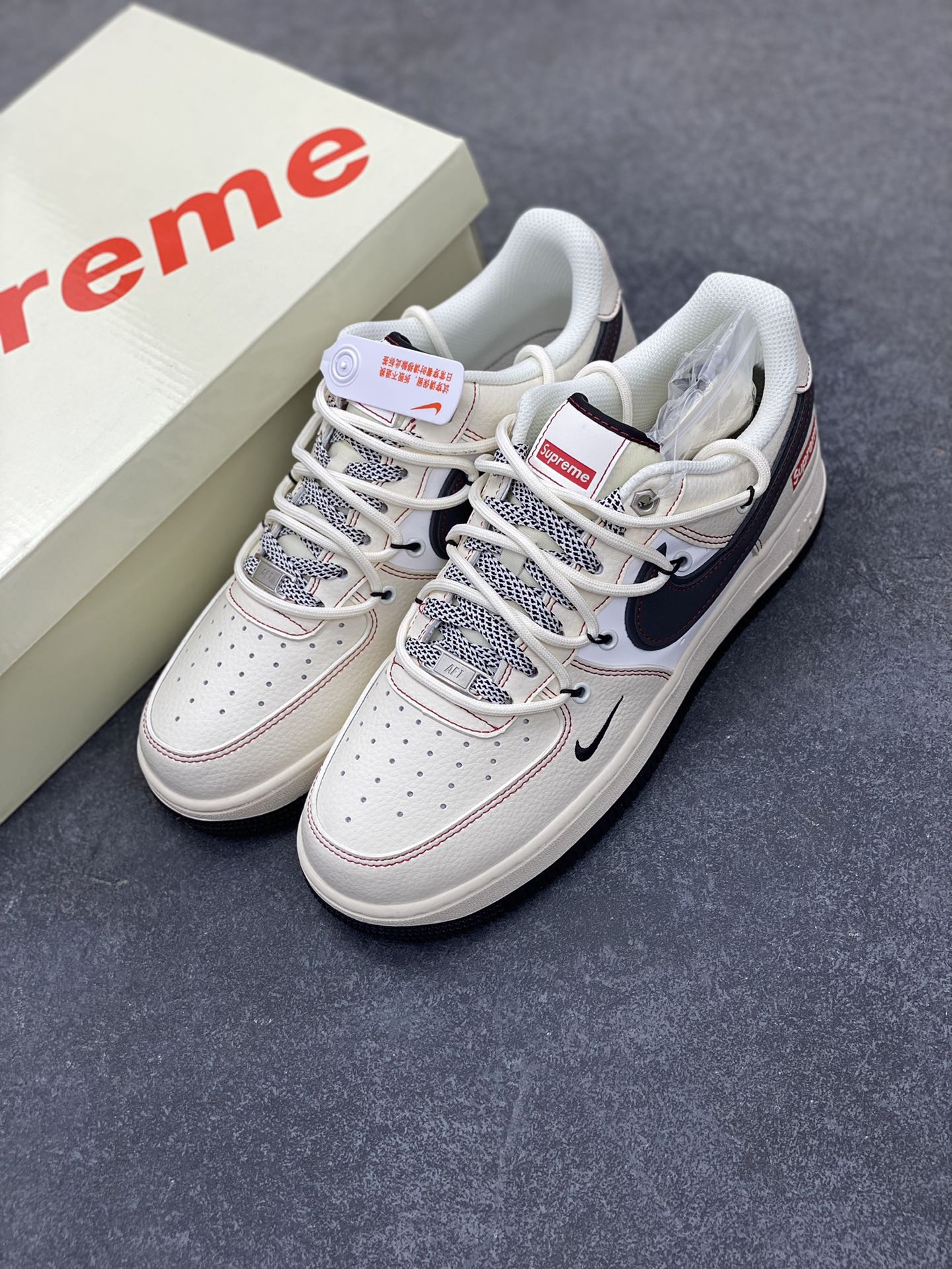 图片[8]-NIke Air Force 1 \’07 Low “Supreme联名–米红线抽绳”空军一号 低帮 运动鞋 休闲鞋 折边针车 工艺难度大 原楦头原纸板 原装鞋盒 定制五金配件 内置全掌气垫 原厂鞋底 货号：SJ1198-104 尺码：36 36.5 37.5 38 38.5 39 40 40.5 41 42 42.5 43 44 44.5 45-选品中心