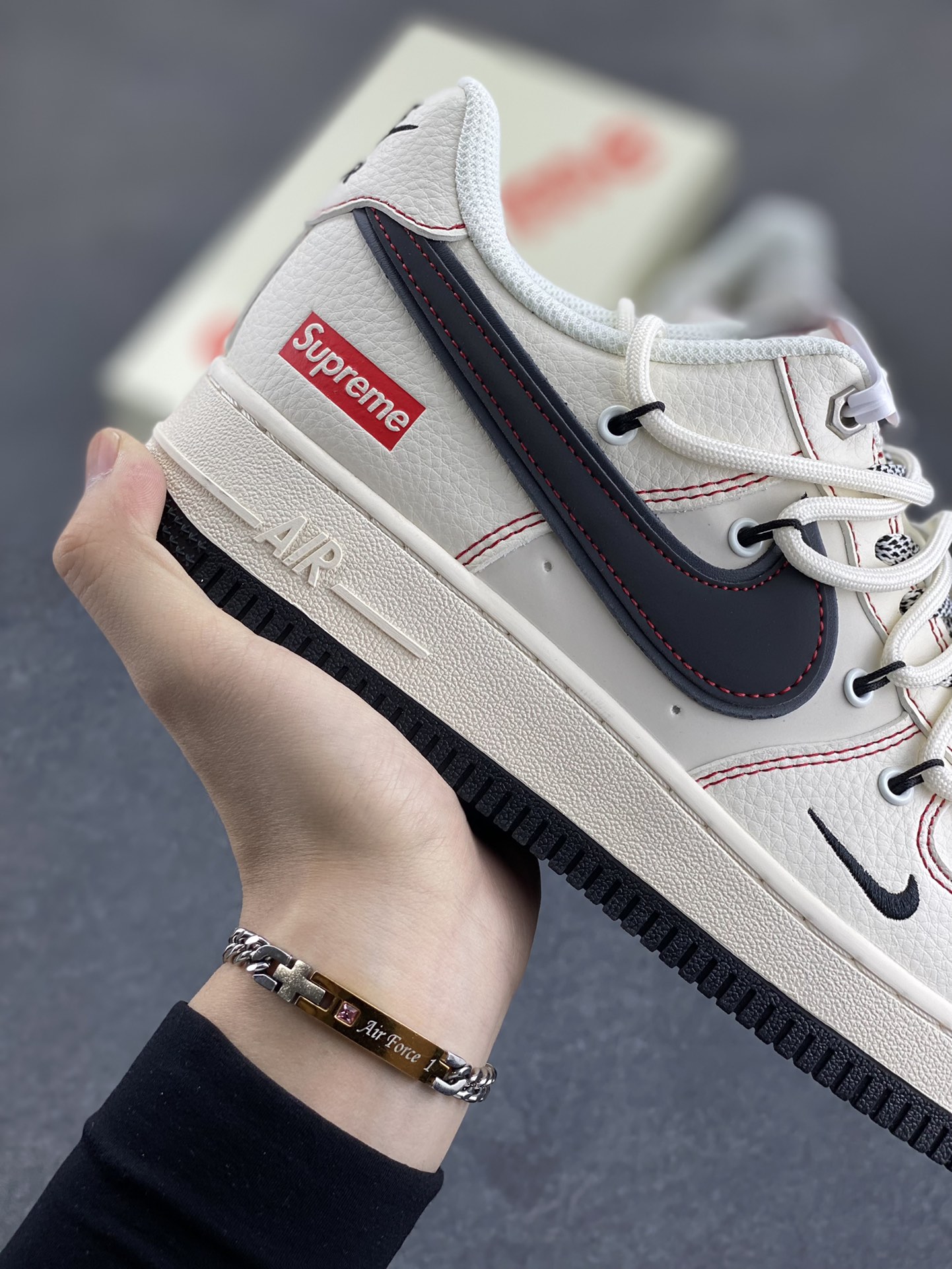 图片[6]-NIke Air Force 1 \’07 Low “Supreme联名–米红线抽绳”空军一号 低帮 运动鞋 休闲鞋 折边针车 工艺难度大 原楦头原纸板 原装鞋盒 定制五金配件 内置全掌气垫 原厂鞋底 货号：SJ1198-104 尺码：36 36.5 37.5 38 38.5 39 40 40.5 41 42 42.5 43 44 44.5 45-选品中心