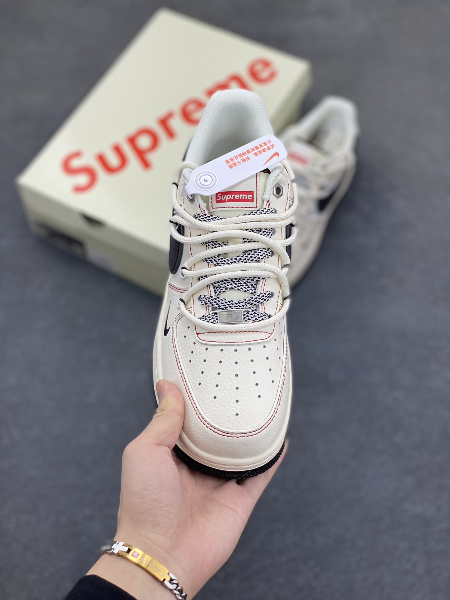 图片[2]-NIke Air Force 1 \’07 Low “Supreme联名–米红线抽绳”空军一号 低帮 运动鞋 休闲鞋 折边针车 工艺难度大 原楦头原纸板 原装鞋盒 定制五金配件 内置全掌气垫 原厂鞋底 货号：SJ1198-104 尺码：36 36.5 37.5 38 38.5 39 40 40.5 41 42 42.5 43 44 44.5 45-选品中心