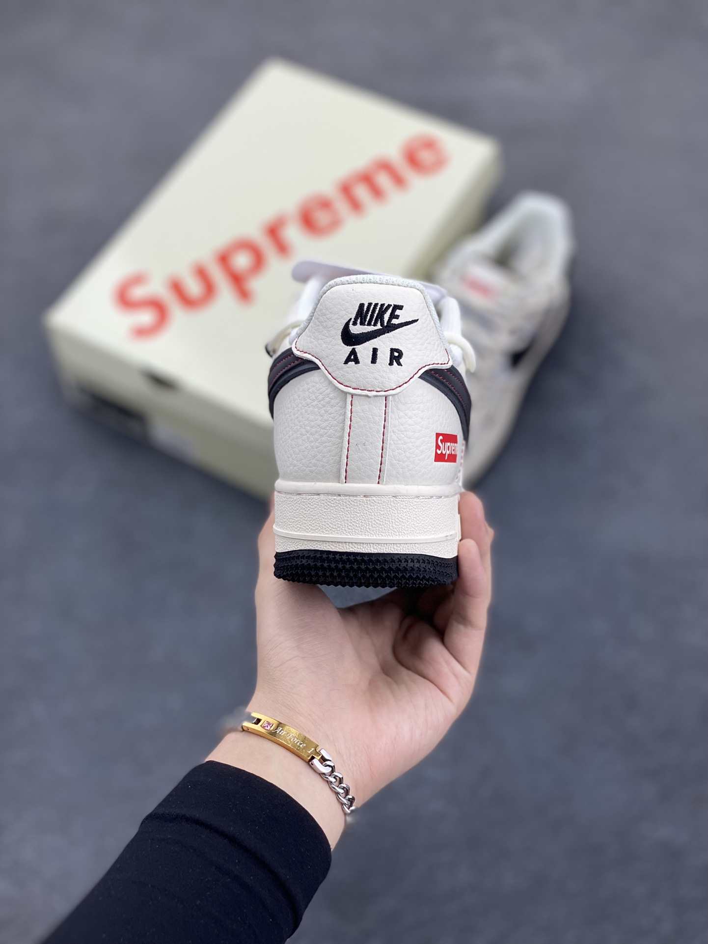 图片[4]-NIke Air Force 1 \’07 Low “Supreme联名–米红线抽绳”空军一号 低帮 运动鞋 休闲鞋 折边针车 工艺难度大 原楦头原纸板 原装鞋盒 定制五金配件 内置全掌气垫 原厂鞋底 货号：SJ1198-104 尺码：36 36.5 37.5 38 38.5 39 40 40.5 41 42 42.5 43 44 44.5 45-选品中心