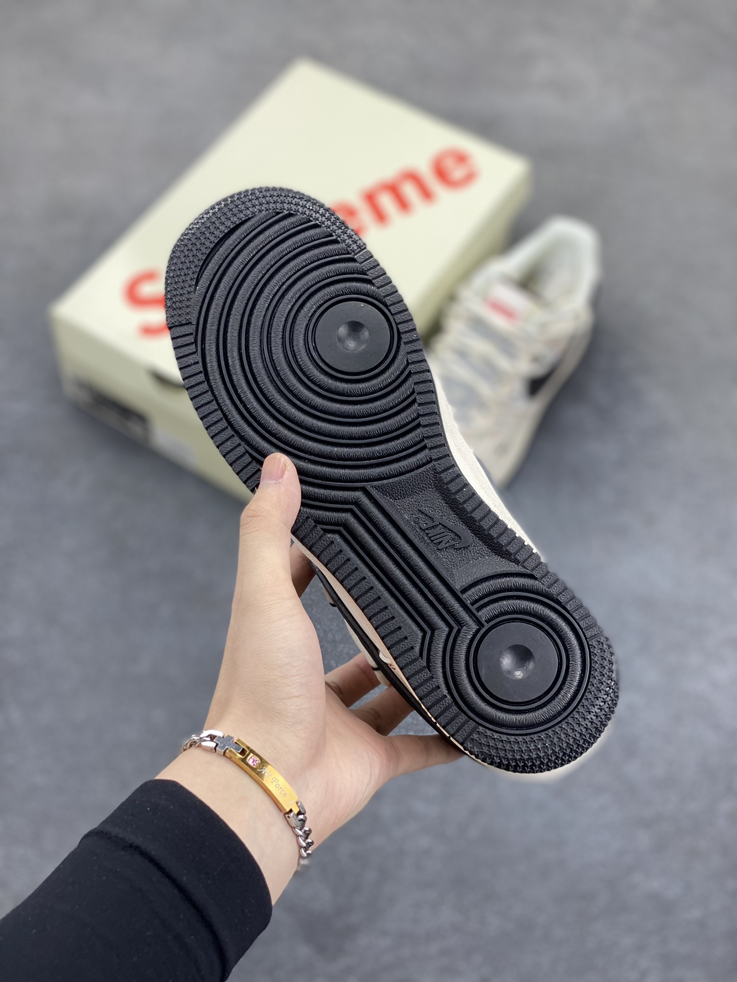 图片[5]-NIke Air Force 1 \’07 Low “Supreme联名–米红线抽绳”空军一号 低帮 运动鞋 休闲鞋 折边针车 工艺难度大 原楦头原纸板 原装鞋盒 定制五金配件 内置全掌气垫 原厂鞋底 货号：SJ1198-104 尺码：36 36.5 37.5 38 38.5 39 40 40.5 41 42 42.5 43 44 44.5 45-选品中心