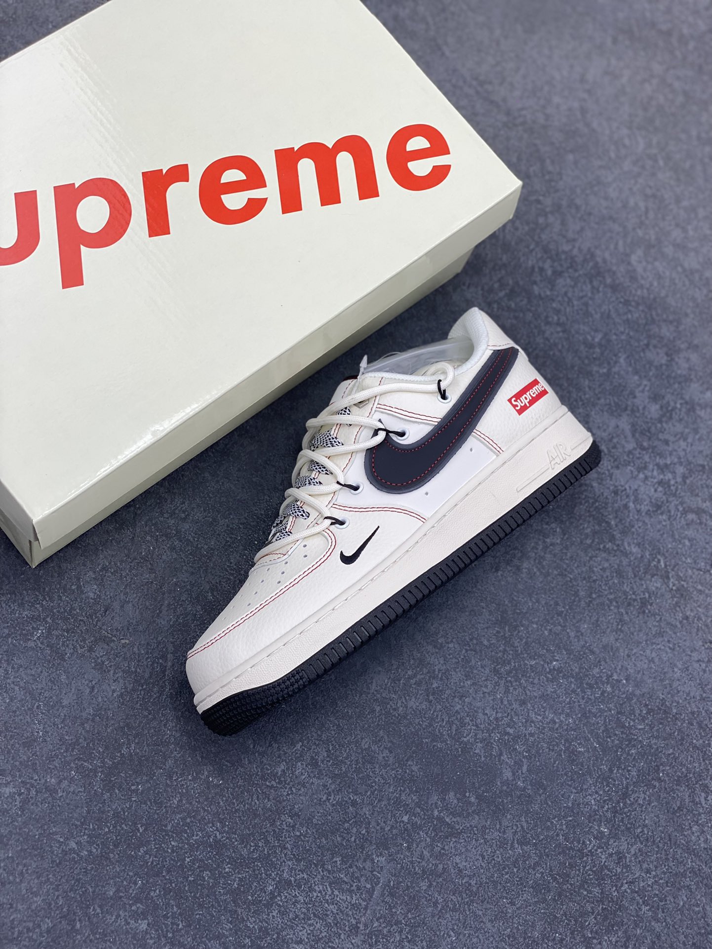 图片[7]-NIke Air Force 1 \’07 Low “Supreme联名–米红线抽绳”空军一号 低帮 运动鞋 休闲鞋 折边针车 工艺难度大 原楦头原纸板 原装鞋盒 定制五金配件 内置全掌气垫 原厂鞋底 货号：SJ1198-104 尺码：36 36.5 37.5 38 38.5 39 40 40.5 41 42 42.5 43 44 44.5 45-选品中心