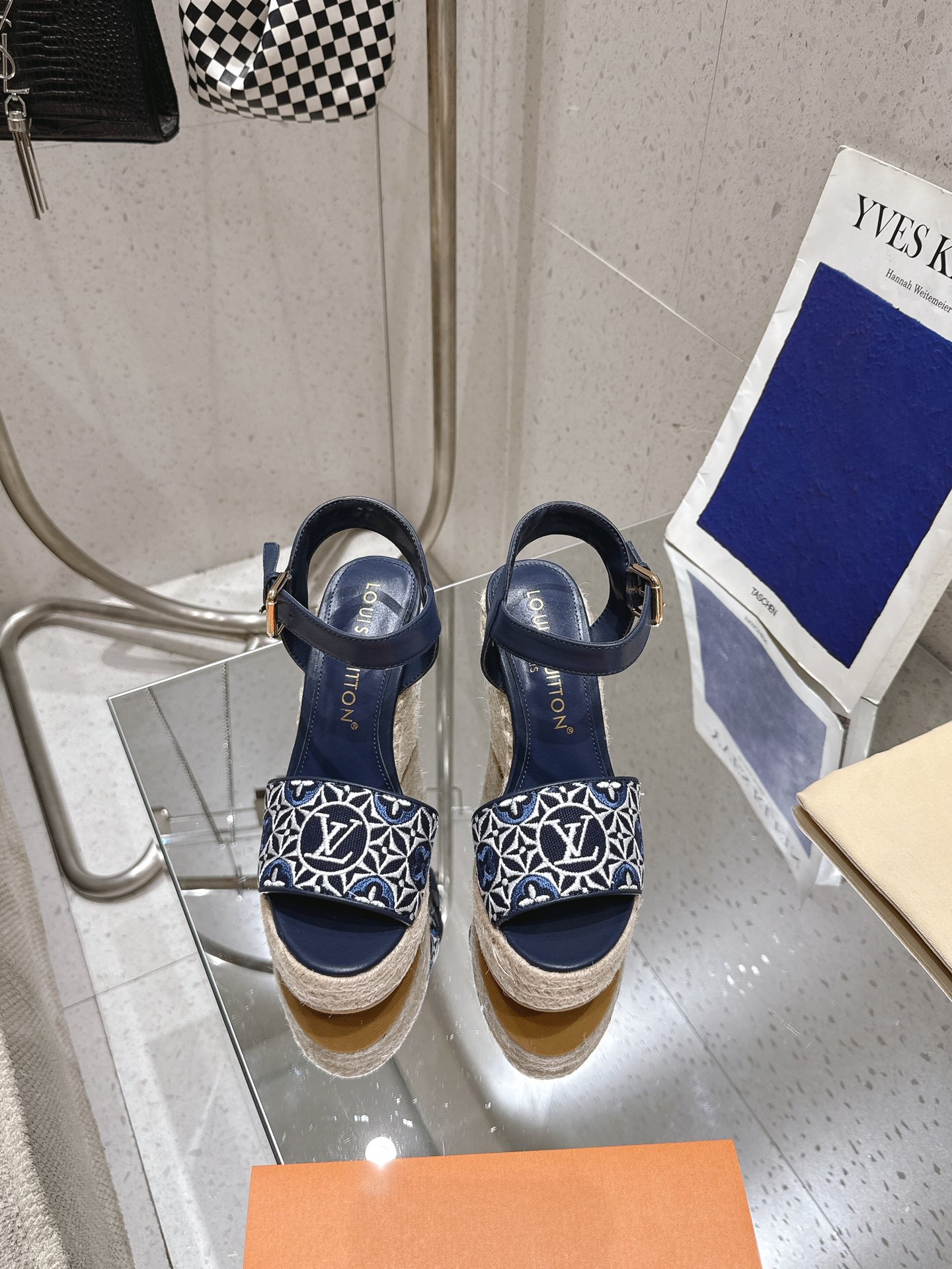 NO:392074,25 Maya Platform canvas loafer splicing Monogram jacquard woven upper and comfortable hemp rope braided waterproof platform, citing classic canvas loafer design. Geometric shape LV letters and Monogram floral decoration upper, contrasting leather rear strap is tied with dazzling buckle. Upper: Original embroidery Inner: Full sheepskin footbed Outsole: Original hemp rope braided Wedge Heel Height: 11CM Shoe size: 35-42 (40.41.42 custom made without return), sandals, louis vuitton,tom ford, sandals, sheepskin1986090925款 Maya Platform 帆布便鞋拼接 Monogram 提花织纹鞋面与舒适麻绳编织防水台,援引经典帆布便鞋设计.几何形状 LV 字母与 Monogram 花卉装点鞋面,撞色皮革后带由耀目搭扣收束. 鞋面: 原版刺绣 内里:垫脚全羊皮 大底:原版麻绳编制 坡跟跟高:11CM 鞋码: 35-42（ 40.41.42定做不退换）,凉鞋,louis vuitton,tom ford,sandals,sheepskin,Women's Shoes