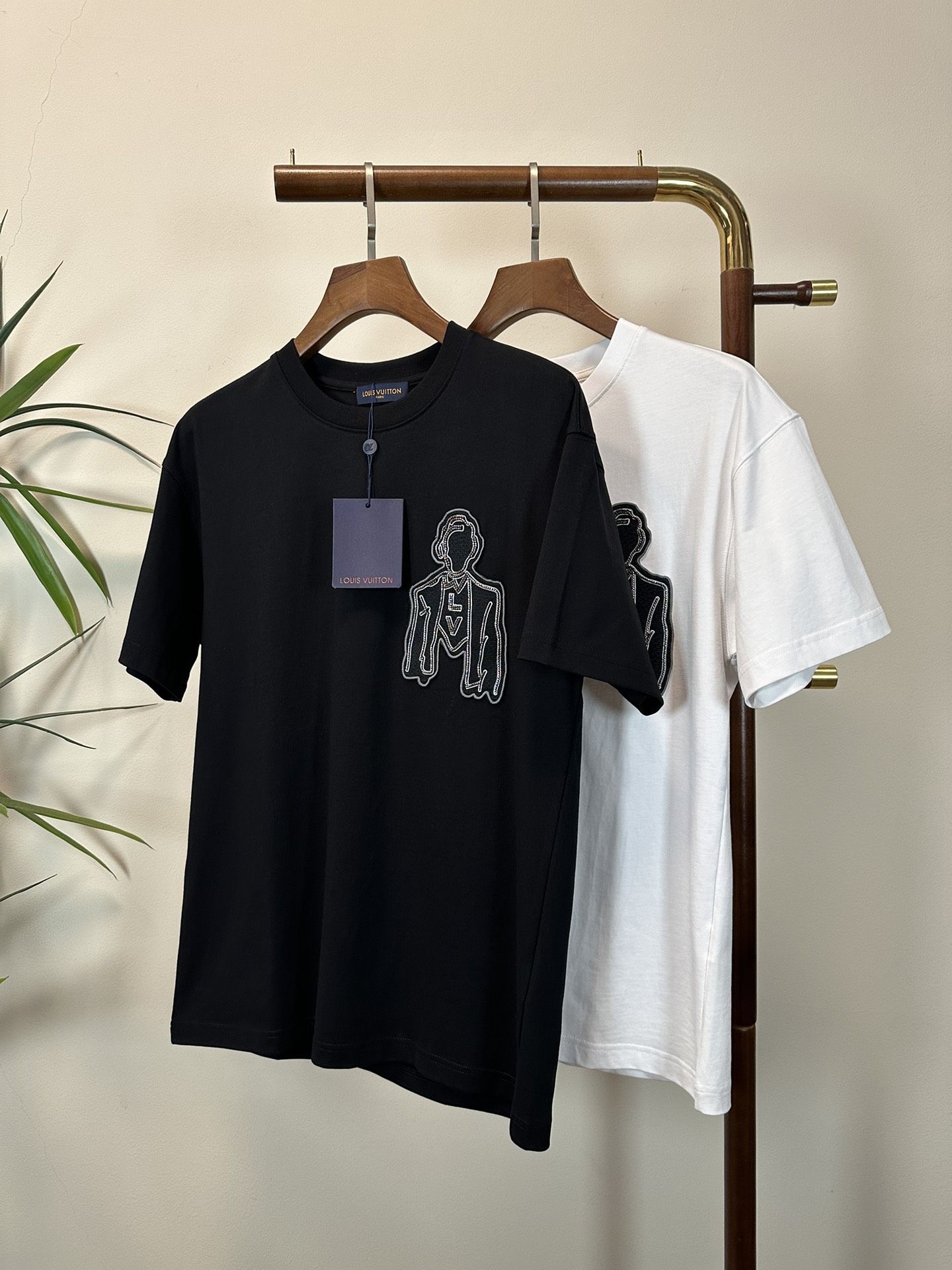 NO:465405,LV Louis Vuitton 2025 new round neck short-sleeved T-shirt high-end version!  Customized fabrics for counters are breathable and comfortable, with impeccable details, and the brand element design concept reflects high quality. The feel is delicate and soft!  It is casually cut, with a great upper body style!  Code number M-3XL, louis vuitton,louis vuitton,t-shirt,tees,t-shirt,alexander wang19860909LV 路易威登 2025新款 圆领 短袖 T恤 高端版本！专柜定制面料 透气舒适度高,细节无可挑剔,品牌元素设计理念,体现高品质.手感细腻柔软！呈现休闲裁剪,上身版型超赞！ 码数M-3XL,,louis vuitton,louis vuitton,T-shirt,tees，t-shirt,alexander wang,Men's clothing