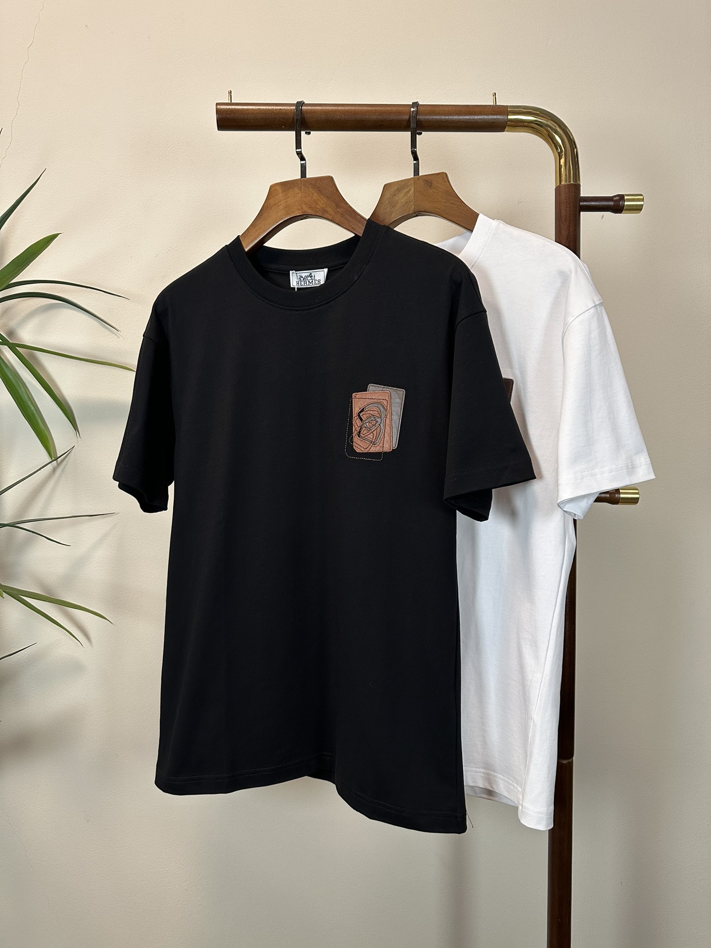 NO:465268,Hermes 2025 new round neck short-sleeved T-shirt high-end version!  Customized fabrics for counters are breathable and comfortable, with impeccable details, and the brand element design concept reflects high quality. The feel is delicate and soft!  It is casually cut, with a great upper body style!  Code number M-3XL, hermes, T-shirt,tees, t-shirt,alexander wang19860909爱马仕 2025新款 圆领 短袖 T恤 高端版本！专柜定制面料 透气舒适度高,细节无可挑剔,品牌元素设计理念,体现高品质.手感细腻柔软！呈现休闲裁剪,上身版型超赞！ 码数M-3XL,,hermes,T-shirt,tees，t-shirt,alexander wang,Men's clothing