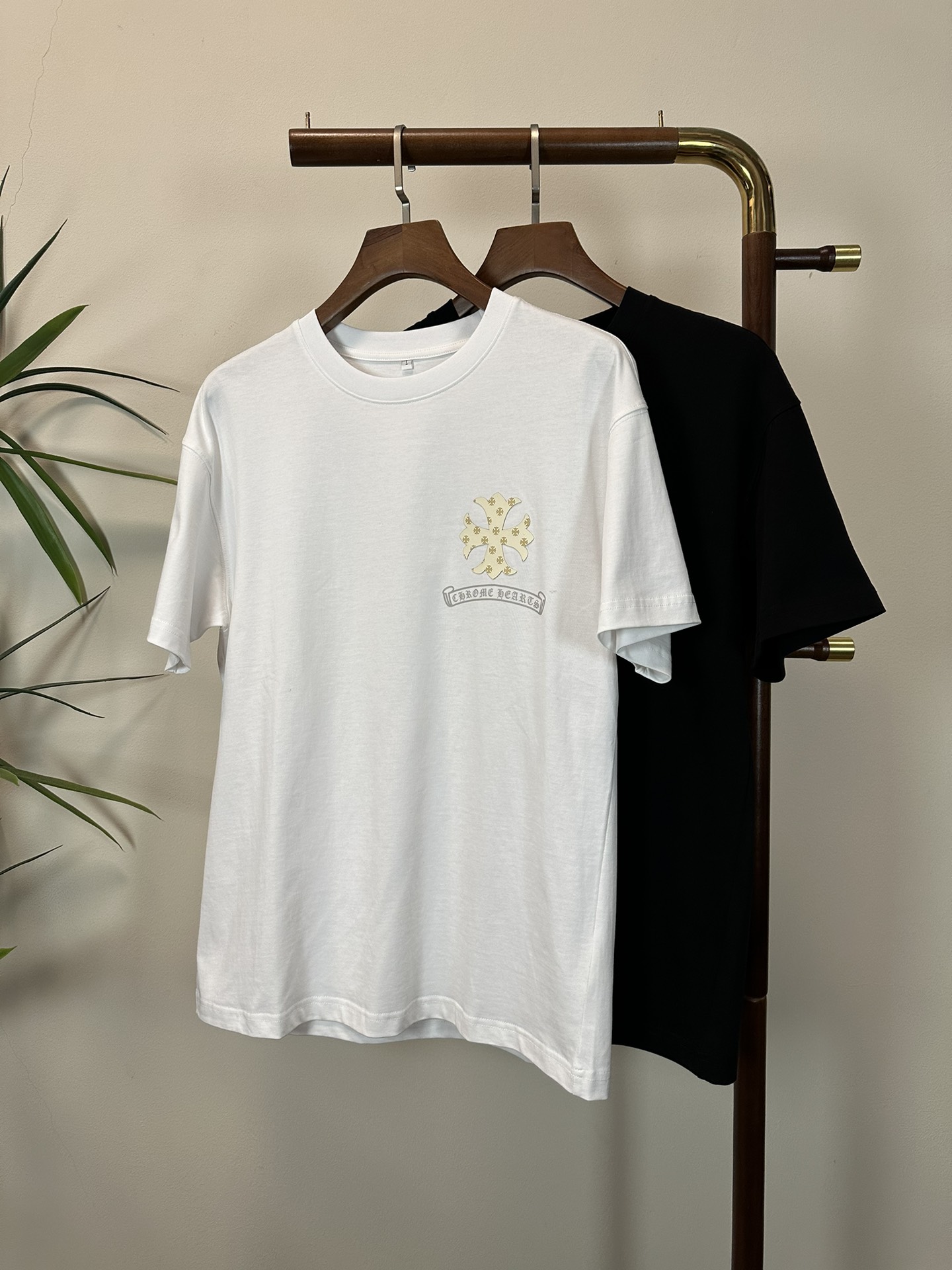 NO:465411,Crowxin 2025 new round neck short-sleeved T-shirt high-end version!  Customized fabrics for counters are breathable and comfortable, with impeccable details, and the brand element design concept reflects high quality. The feel is delicate and soft!  It is casually cut, with a great upper body style!  Code number M-3XL, chrome hearts, T-shirt,tees, t-shirt,alexander wang19860909克罗心 2025新款 圆领 短袖 T恤 高端版本！专柜定制面料 透气舒适度高,细节无可挑剔,品牌元素设计理念,体现高品质.手感细腻柔软！呈现休闲裁剪,上身版型超赞！ 码数M-3XL,,chrome hearts,T-shirt,tees，t-shirt,alexander wang,Men's clothing