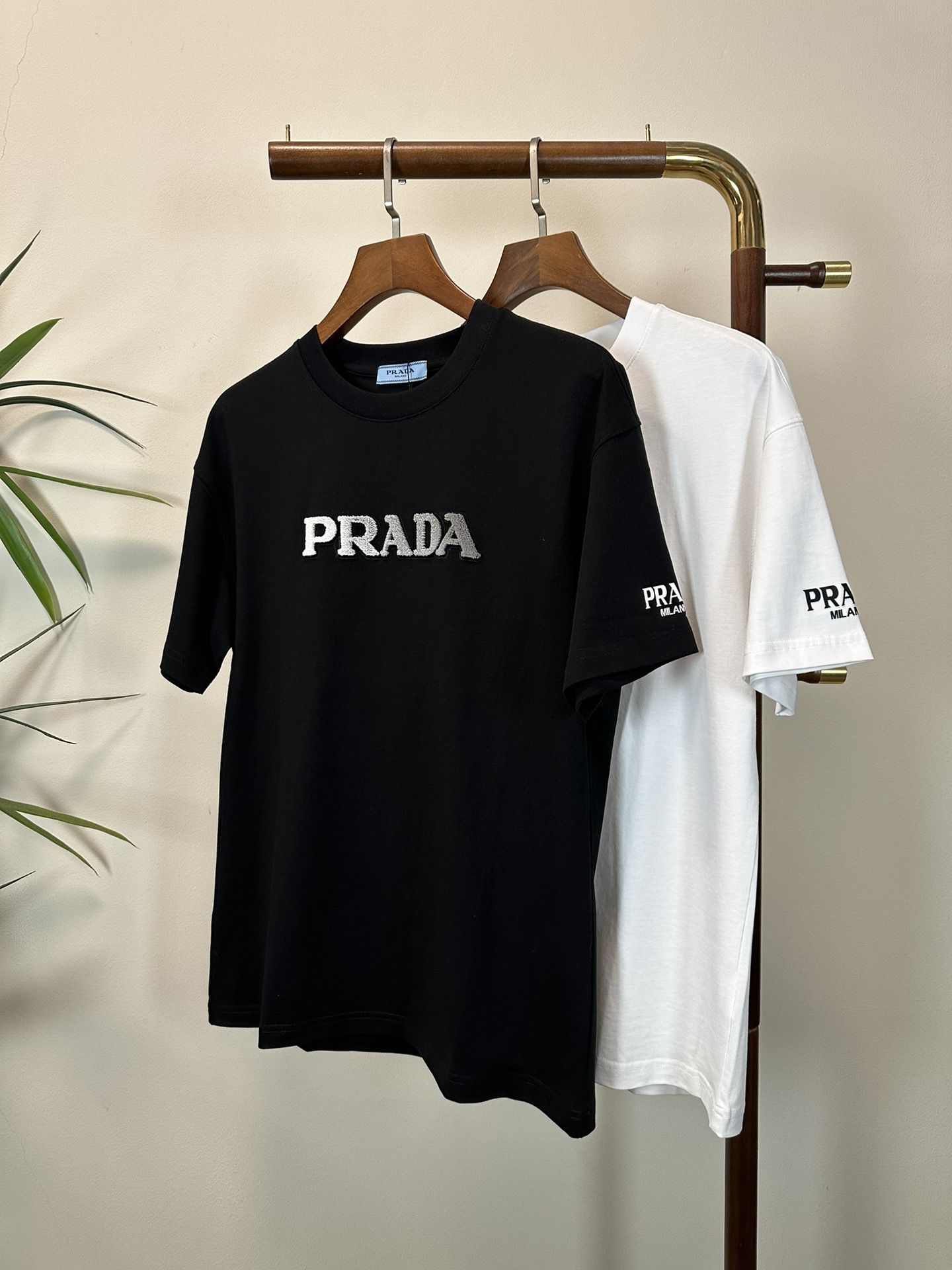 NO:465261,PRA Prada 2025 new round neck short-sleeved T-shirt high-end version!  Customized fabrics for counters are breathable and comfortable, with impeccable details, and the brand element design concept reflects high quality. The feel is delicate and soft!  It is casually cut, with a great upper body style!  Code number M-3XL, prada, prada, T-shirt,tees, t-shirt,alexander wang19860909PRA 普拉达 2025新款 圆领 短袖 T恤 高端版本！专柜定制面料 透气舒适度高,细节无可挑剔,品牌元素设计理念,体现高品质.手感细腻柔软！呈现休闲裁剪,上身版型超赞！ 码数M-3XL,,prada,prada,T-shirt,tees，t-shirt,alexander wang,Men's clothing