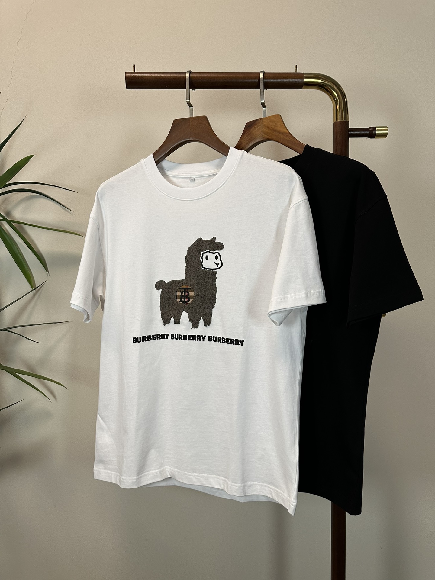 NO:465254,BBR Burberry 2025 new round neck short-sleeved T-shirt high-end version!  Customized fabrics for counters are breathable and comfortable, with impeccable details, and the brand element design concept reflects high quality. The feel is delicate and soft!  It is casually cut, with a great upper body style!  Code number M-3XL, burberry, T-shirt,tees, t-shirt,alexander wang19860909BBR 巴宝莉 2025新款 圆领 短袖 T恤 高端版本！专柜定制面料 透气舒适度高,细节无可挑剔,品牌元素设计理念,体现高品质.手感细腻柔软！呈现休闲裁剪,上身版型超赞！ 码数M-3XL,,burberry,T-shirt,tees，t-shirt,alexander wang,Men's clothing