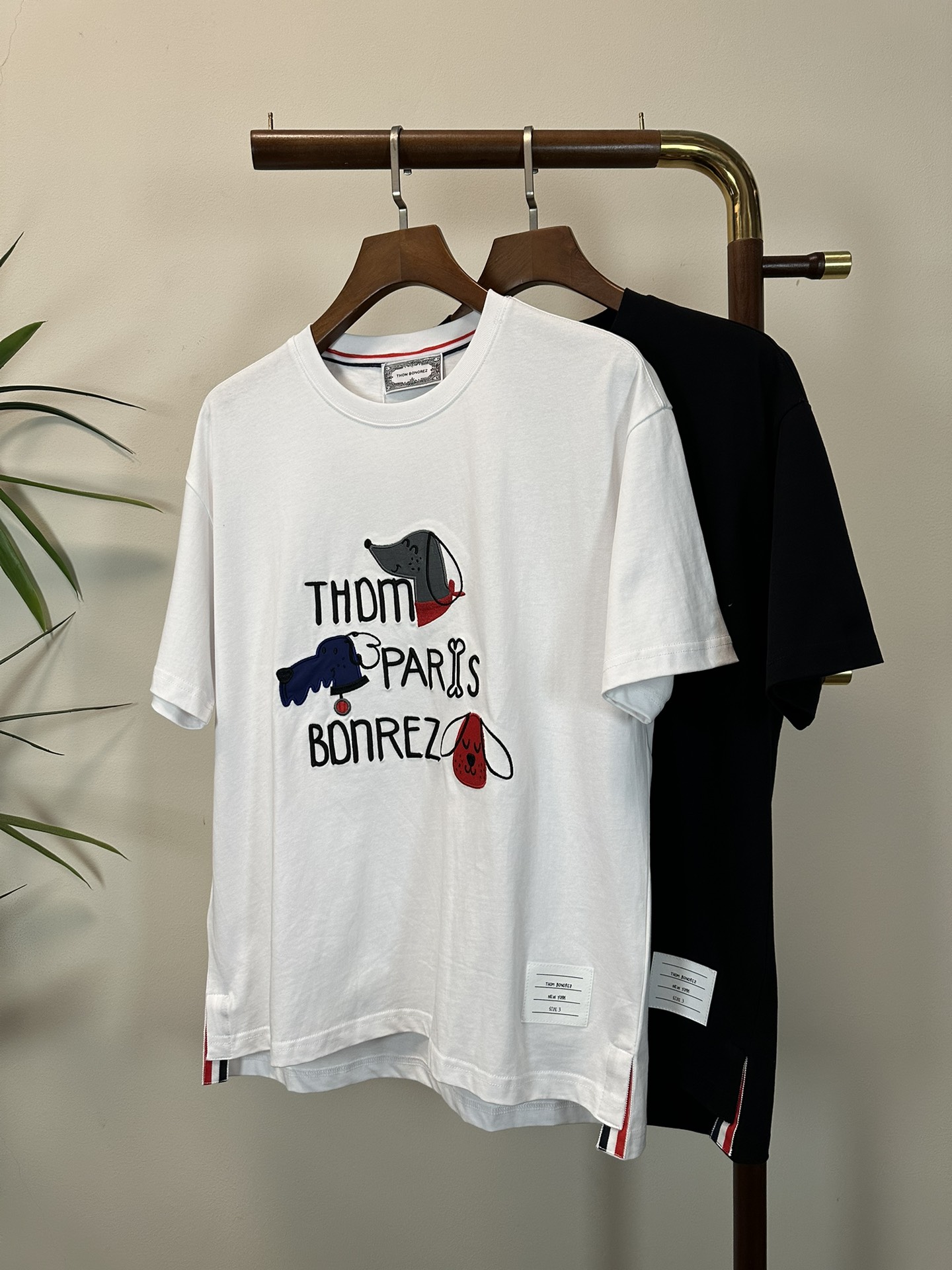 NO:500446,TB Tom 2025 new round neck short-sleeved T-shirt high-end version!  Customized fabrics for counters are breathable and comfortable, with impeccable details, and the brand element design concept reflects high quality. The feel is delicate and soft!  It is casually cut, with a great upper body style!  Code number M-3XL, T-shirt,tees,t-shirt,alexander wang19860909TB 汤姆 2025新款 圆领 短袖 T恤 高端版本！专柜定制面料 透气舒适度高,细节无可挑剔,品牌元素设计理念,体现高品质.手感细腻柔软！呈现休闲裁剪,上身版型超赞！ 码数M-3XL,,T-shirt,tees，t-shirt,alexander wang,Men's clothing