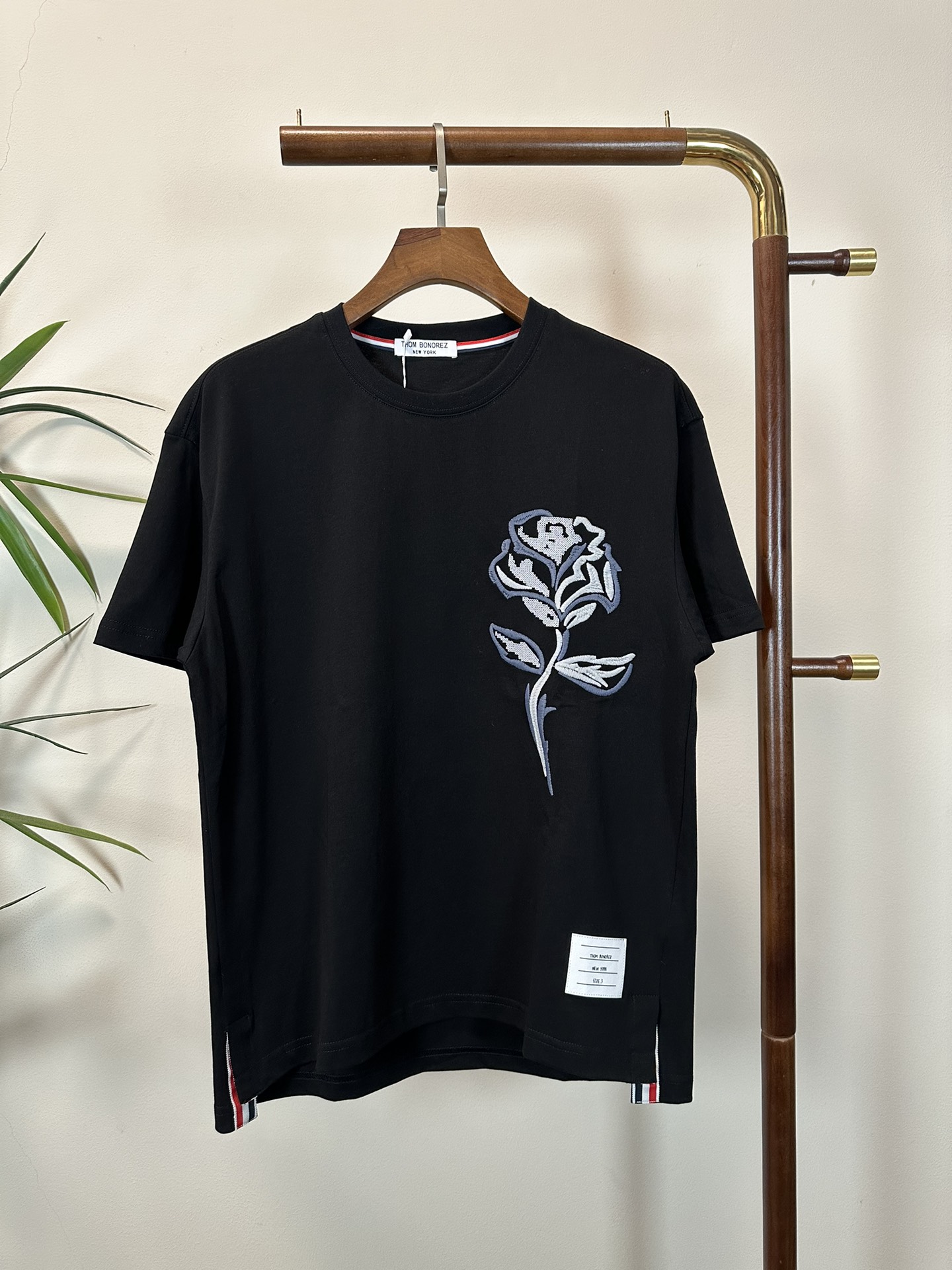 NO:465274,TB Tom 2025 new round neck short-sleeved T-shirt high-end version!  Customized fabrics for counters are breathable and comfortable, with impeccable details, and the brand element design concept reflects high quality. The feel is delicate and soft!  It is casually cut, with a great upper body style!  Code number M-3XL, T-shirt,tees,t-shirt,alexander wang19860909TB 汤姆 2025新款 圆领 短袖 T恤 高端版本！专柜定制面料 透气舒适度高,细节无可挑剔,品牌元素设计理念,体现高品质.手感细腻柔软！呈现休闲裁剪,上身版型超赞！ 码数M-3XL,,T-shirt,tees，t-shirt,alexander wang,Men's clothing