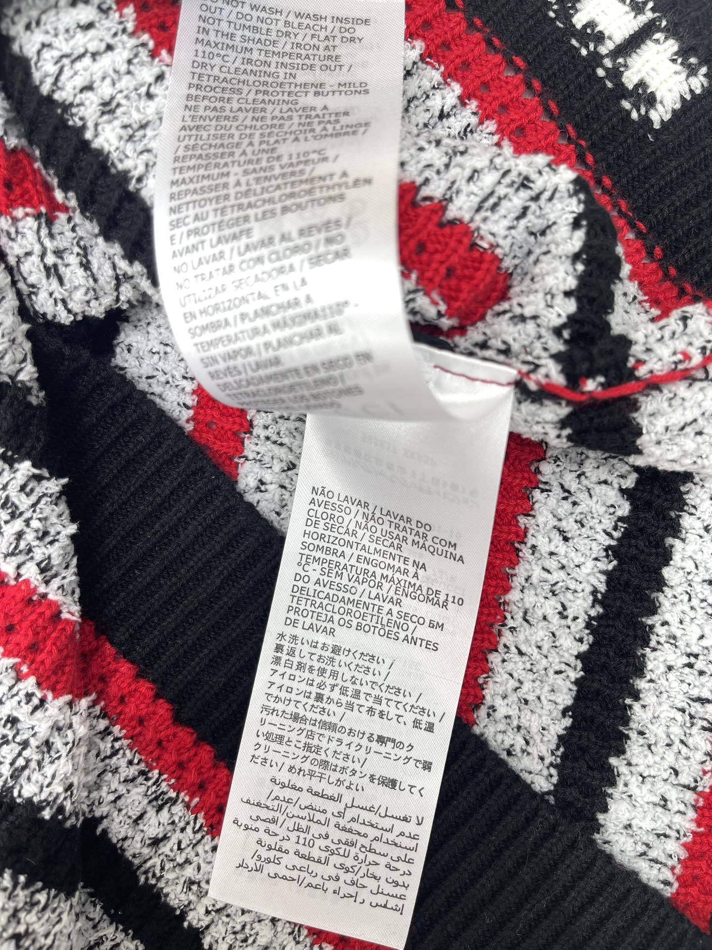 𝗚𝗨𝗖𝗖* 古驰条纹精棉针织连衣裙
经典的条纹元素永远不会过时,条纹设计就是有一种独特的时尚感,简约又