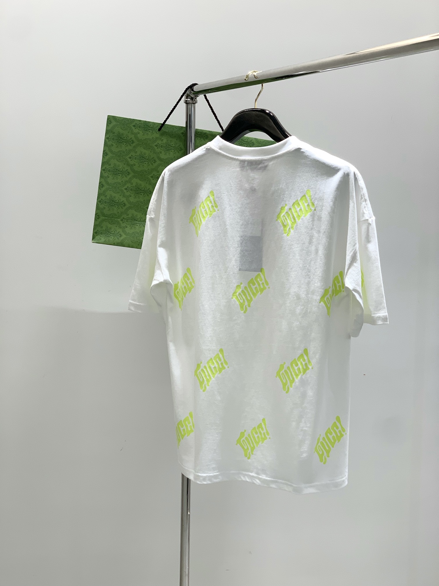 ，Gucci 古驰，2025夏季最新款，专柜同步有售，原单狠货，时尚休闲圆领短袖T恤，上身很有特点！吸睛