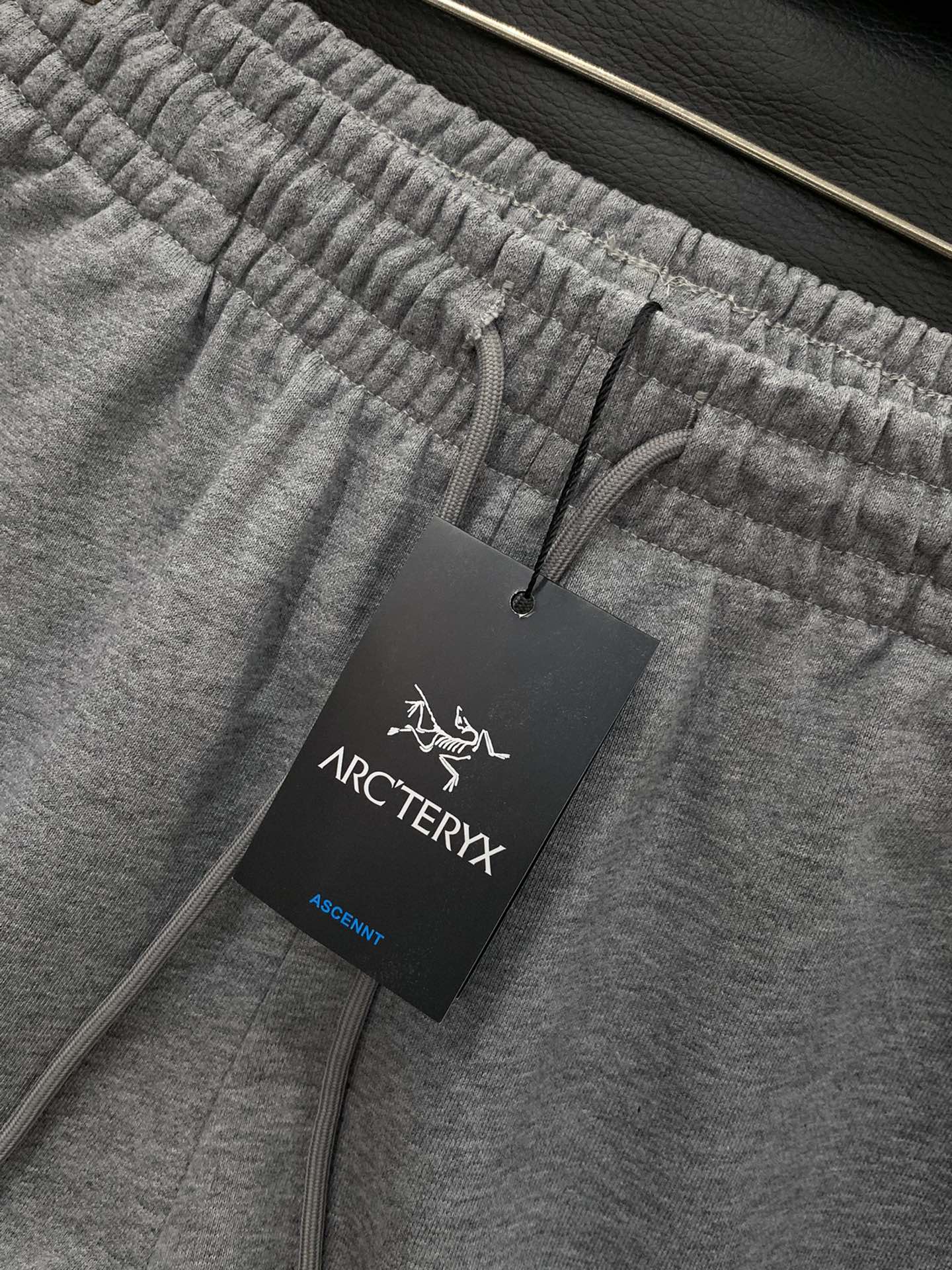 ，ARCTERYX 始祖鸟，2025夏季新品，时尚休闲短裤，专柜同步有售，原单狠货，采用进口原版面料，顶