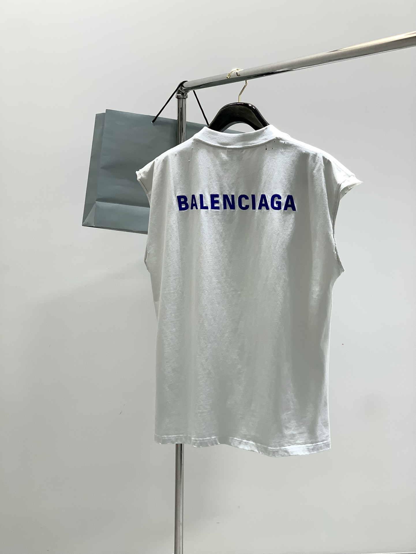 ，Balenciaga 巴黎世家，2025夏季最新款，专柜同步有售，原单狠货，爆款时尚休闲无袖上衣，进口
