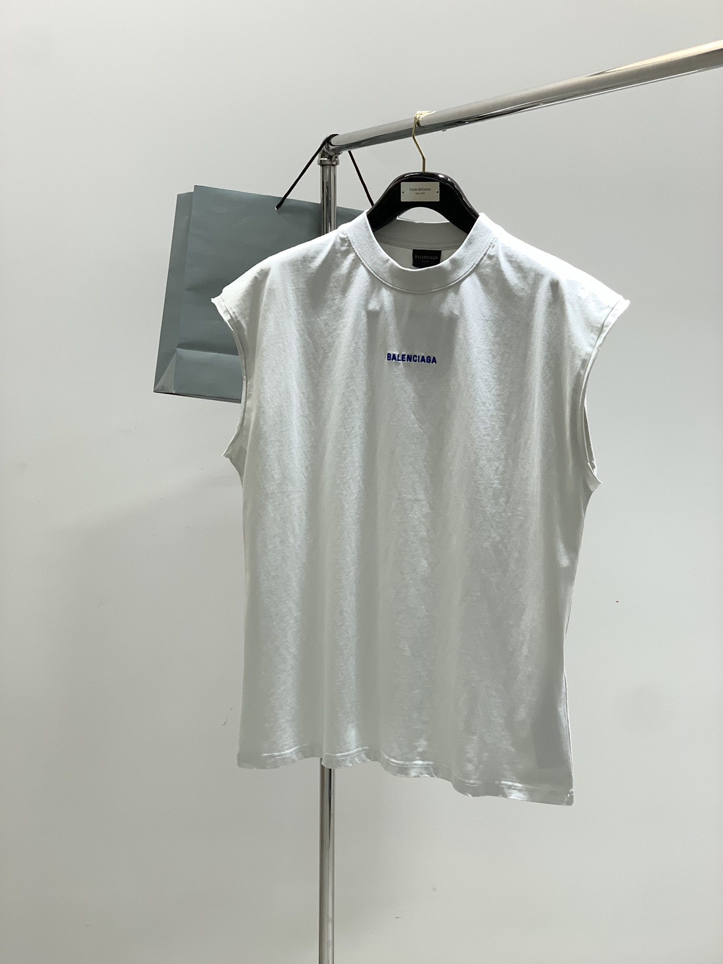 ，Balenciaga 巴黎世家，2025夏季最新款，专柜同步有售，原单狠货，爆款时尚休闲无袖上衣，进口