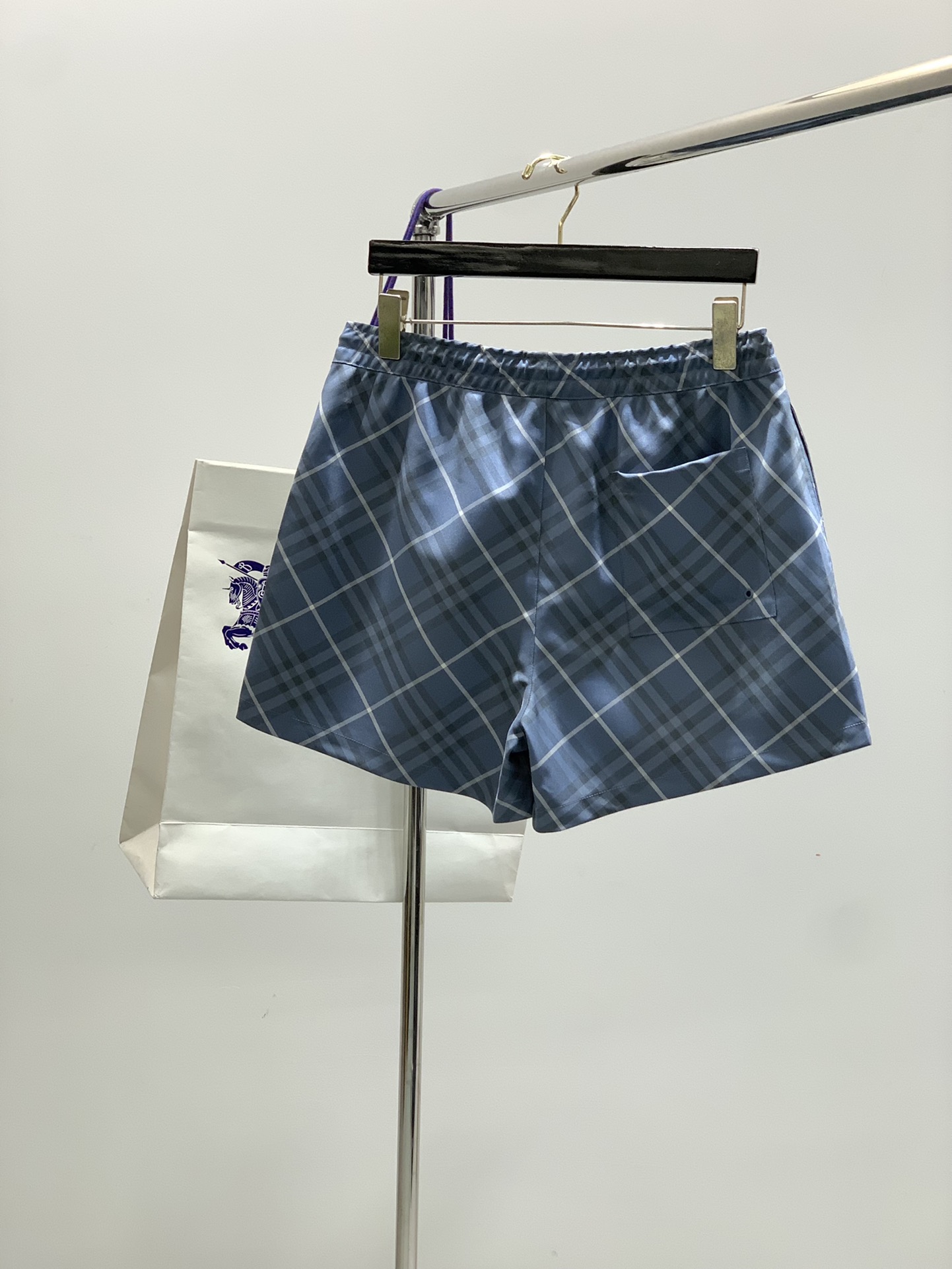 ，Burberry 巴宝莉，2025夏季最新品，专柜同步有售，原单狠货，时尚休闲短裤，进口原版面料，上身