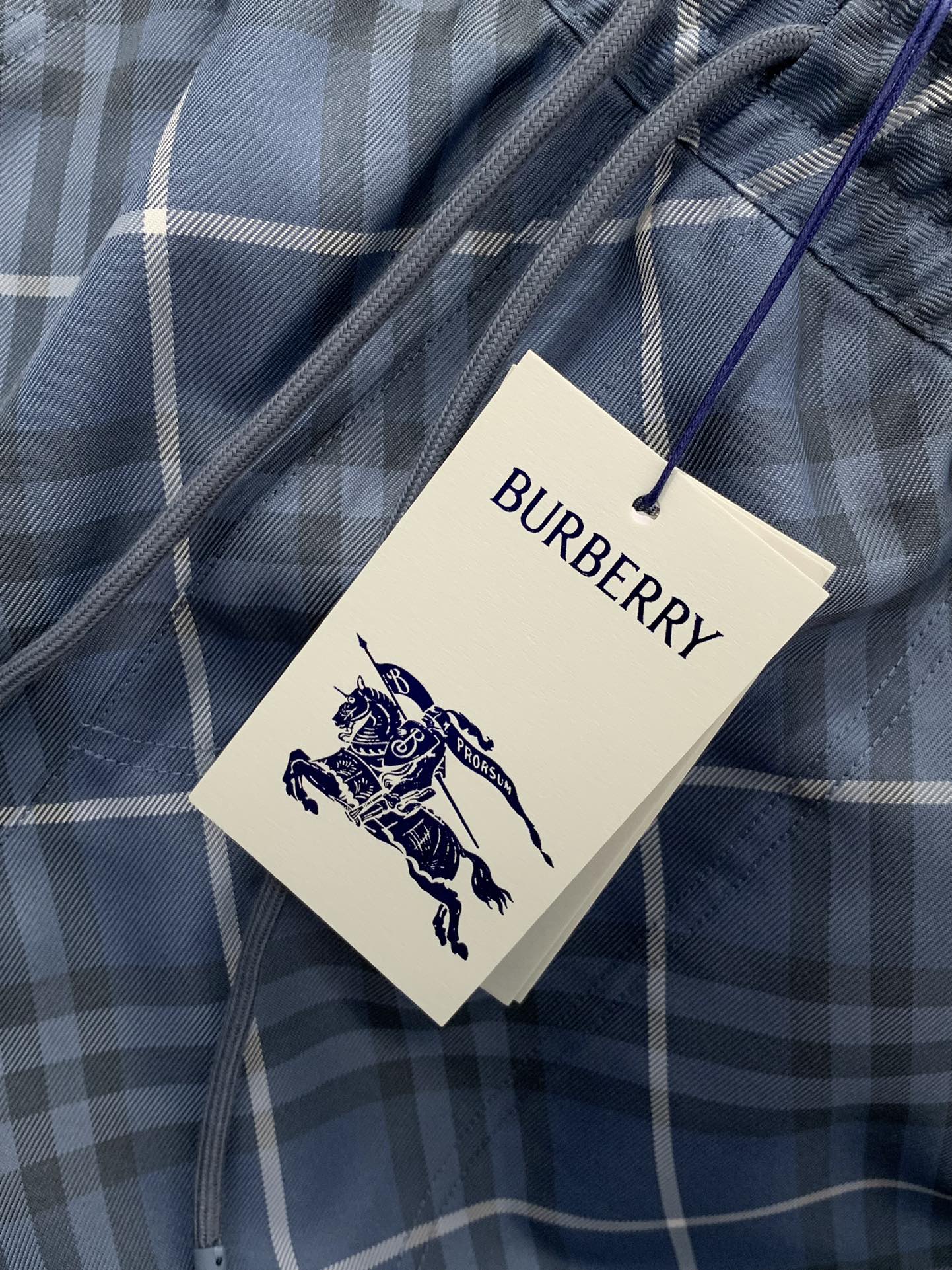 ，Burberry 巴宝莉，2025夏季最新品，专柜同步有售，原单狠货，时尚休闲短裤，进口原版面料，上身