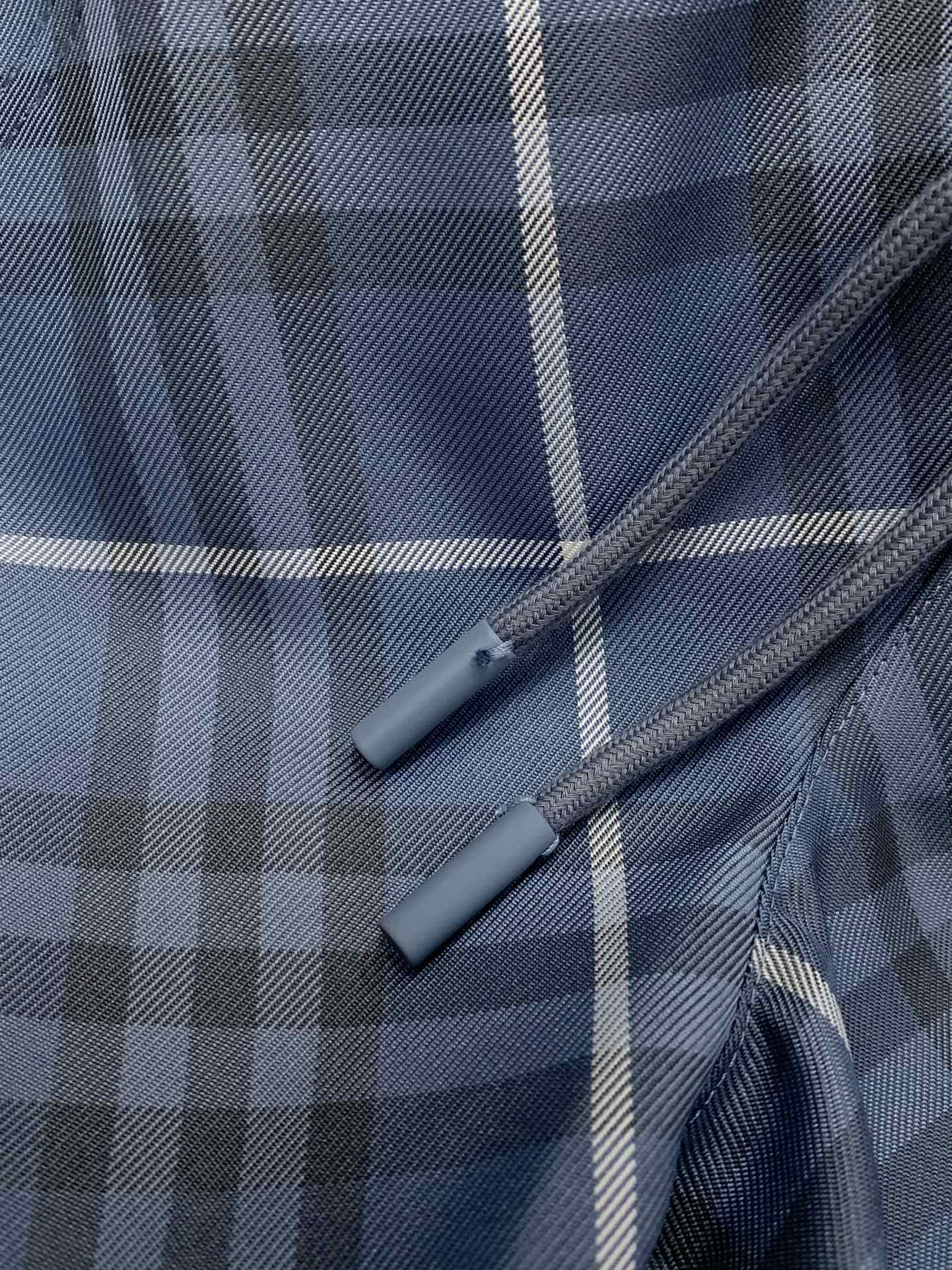 ，Burberry 巴宝莉，2025夏季最新品，专柜同步有售，原单狠货，时尚休闲短裤，进口原版面料，上身