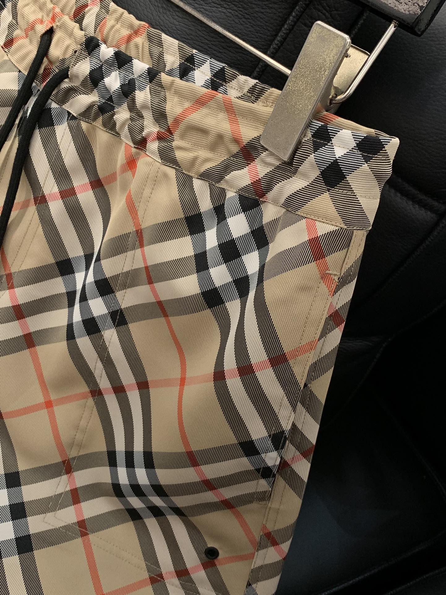 ，Burberry 巴宝莉，2025夏季最新品，专柜同步有售，原单狠货，时尚休闲短裤，进口原版面料，上身