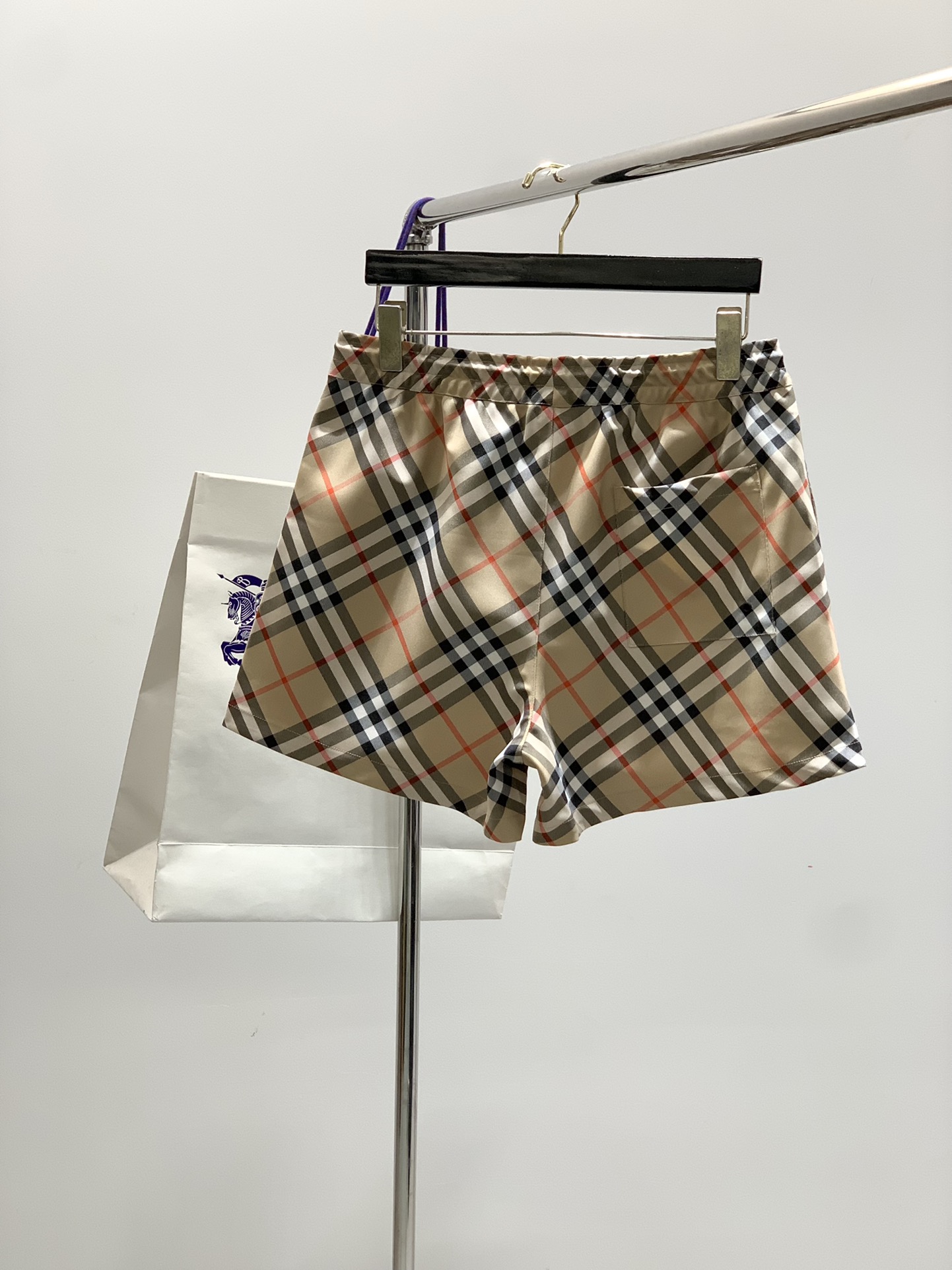 ，Burberry 巴宝莉，2025夏季最新品，专柜同步有售，原单狠货，时尚休闲短裤，进口原版面料，上身