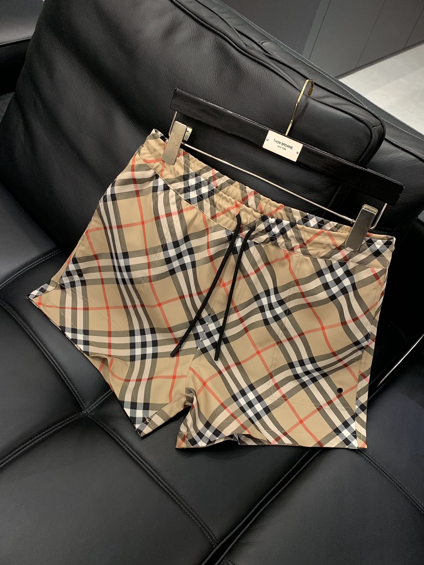 ，Burberry 巴宝莉，2025夏季最新品，专柜同步有售，原单狠货，时尚休闲短裤，进口原版面料，上身