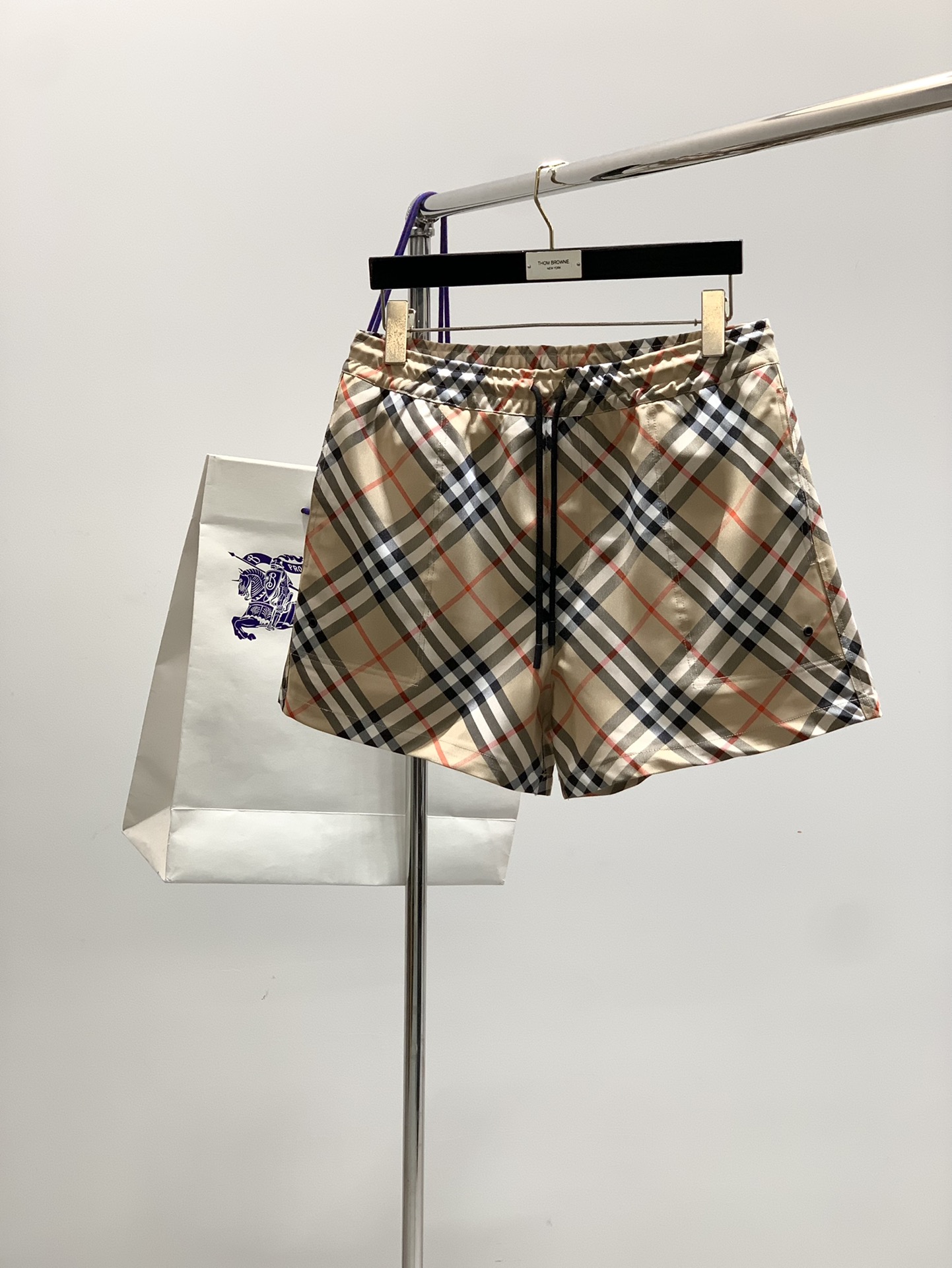 ，Burberry 巴宝莉，2025夏季最新品，专柜同步有售，原单狠货，时尚休闲短裤，进口原版面料，上身