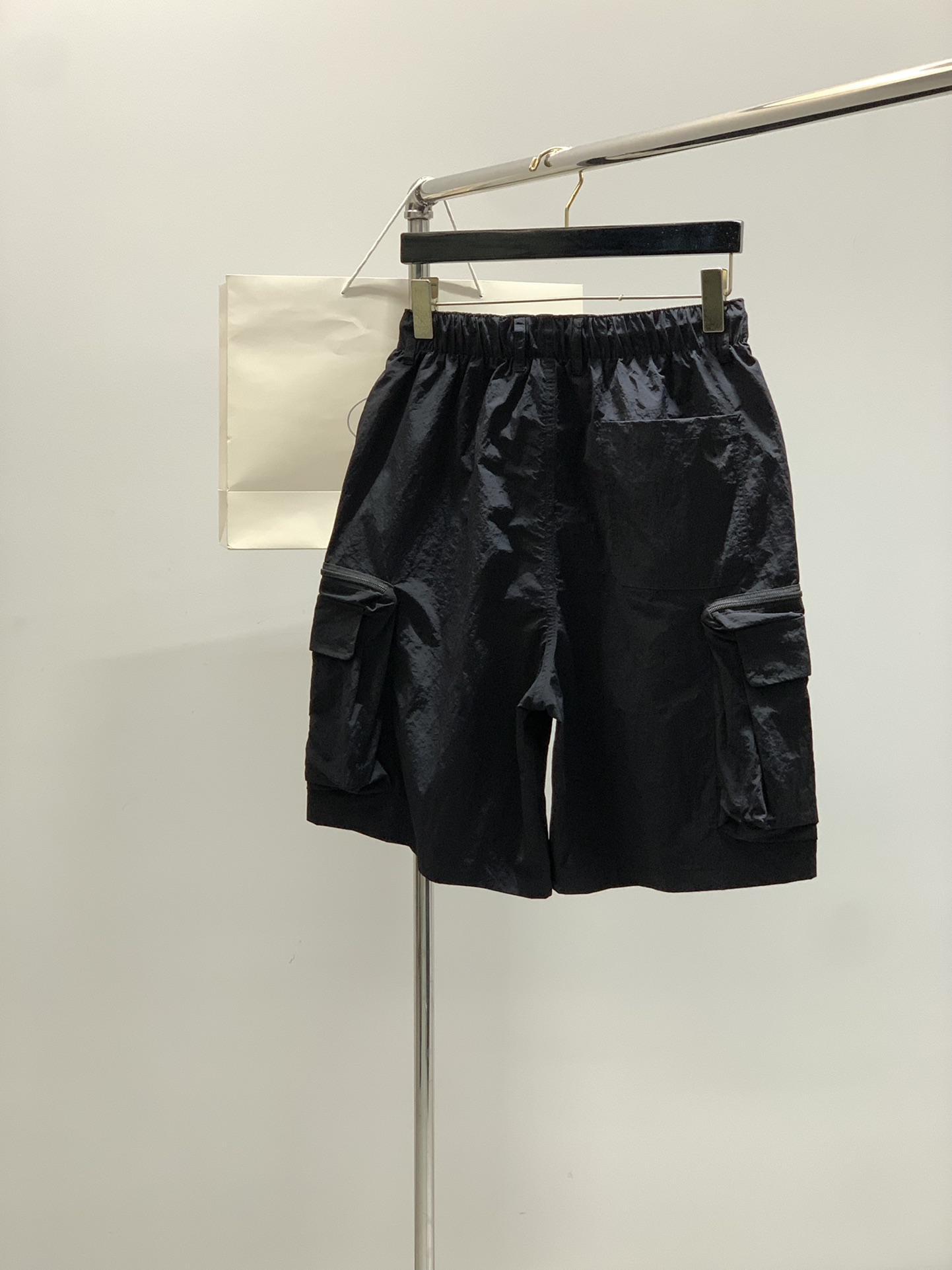 ，PRADA 普拉达，2025夏季最新品，专柜同步有售，时尚休闲短裤，进口原版面料，做工极为复杂，唯一可