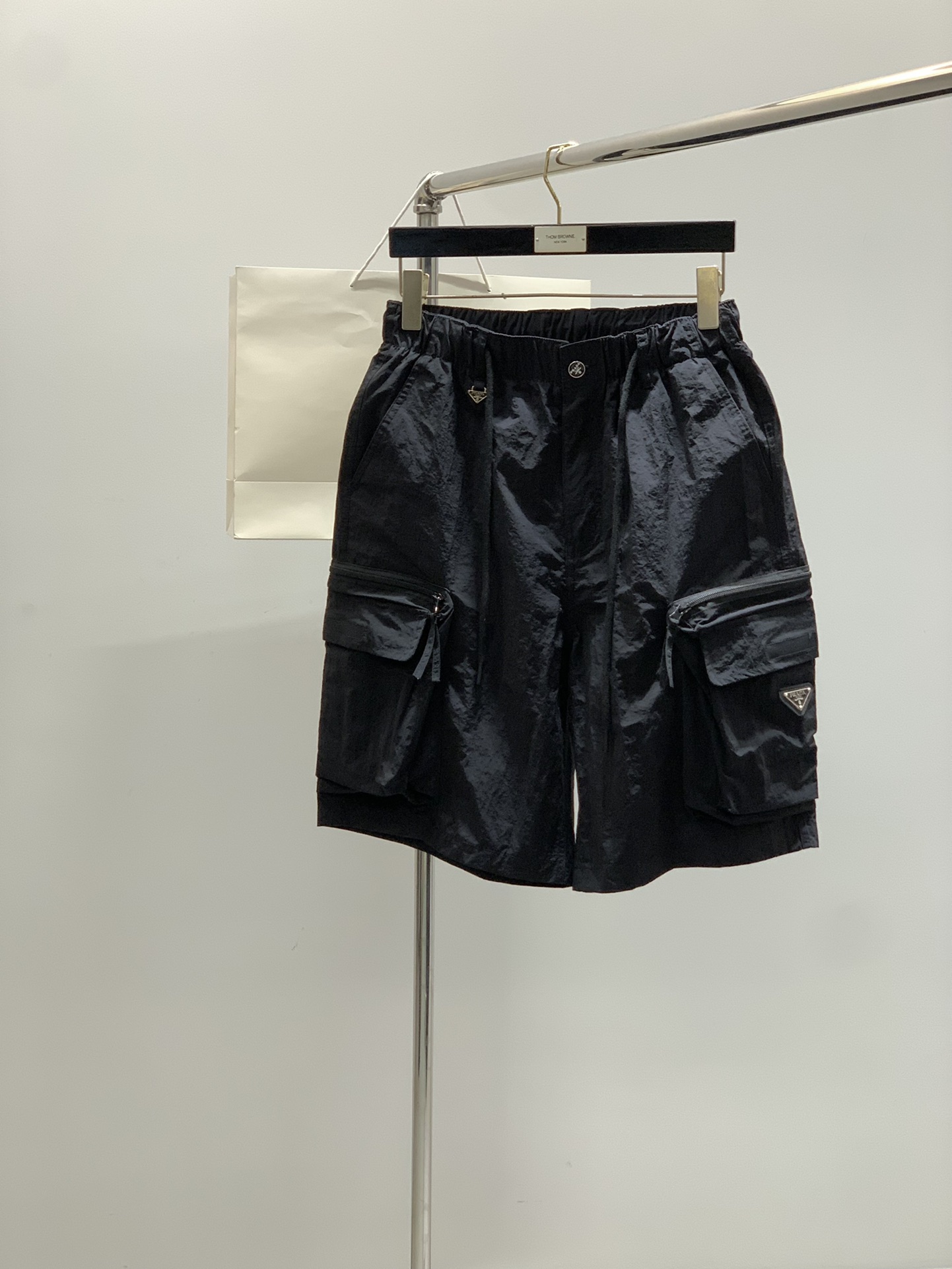 ，PRADA 普拉达，2025夏季最新品，专柜同步有售，时尚休闲短裤，进口原版面料，做工极为复杂，唯一可