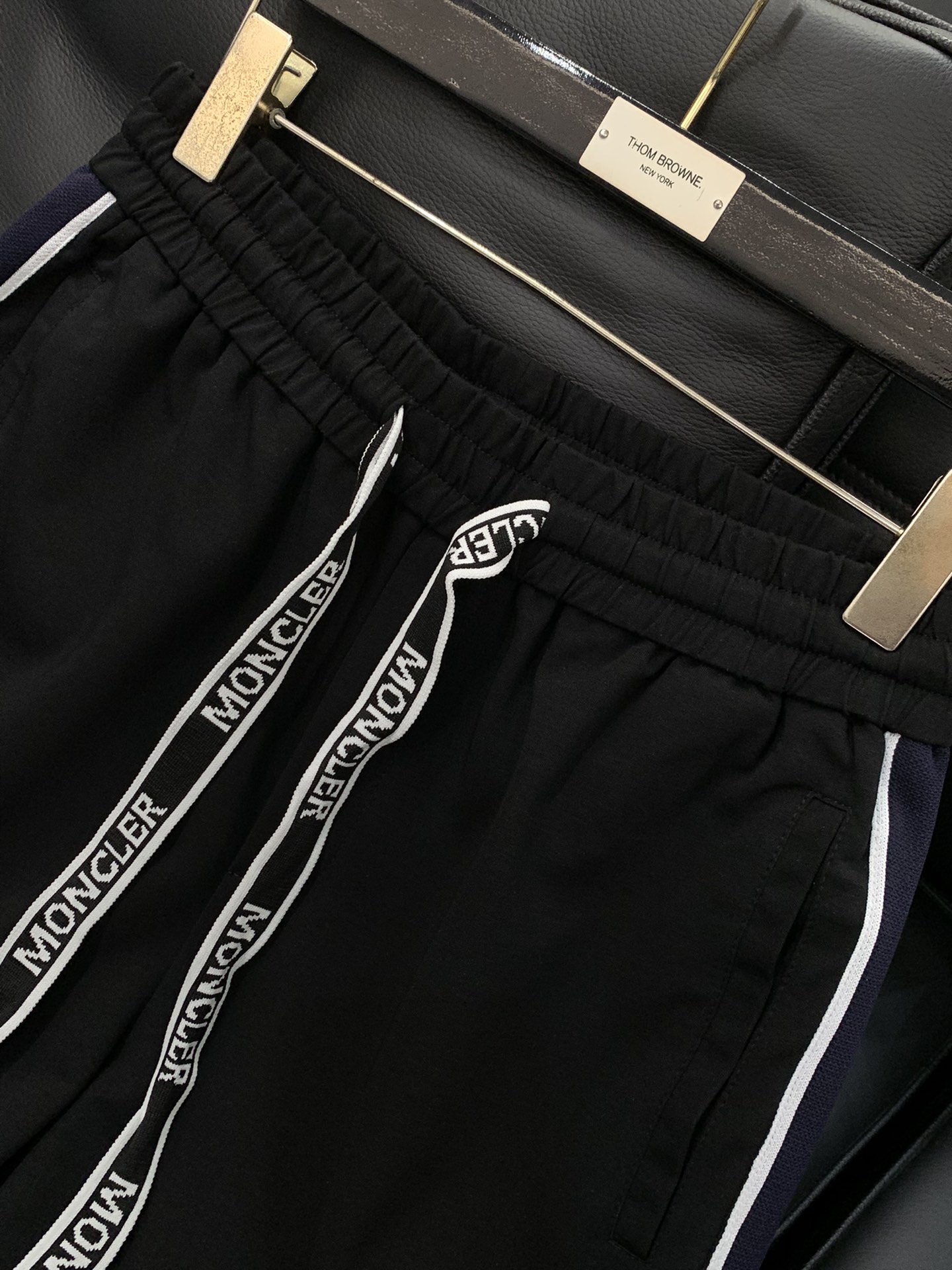 ，Moncler 蒙口，2025春季最新品，专柜同步有售，原单狠货，时尚休闲裤，采用进口原版面料，顶级刺