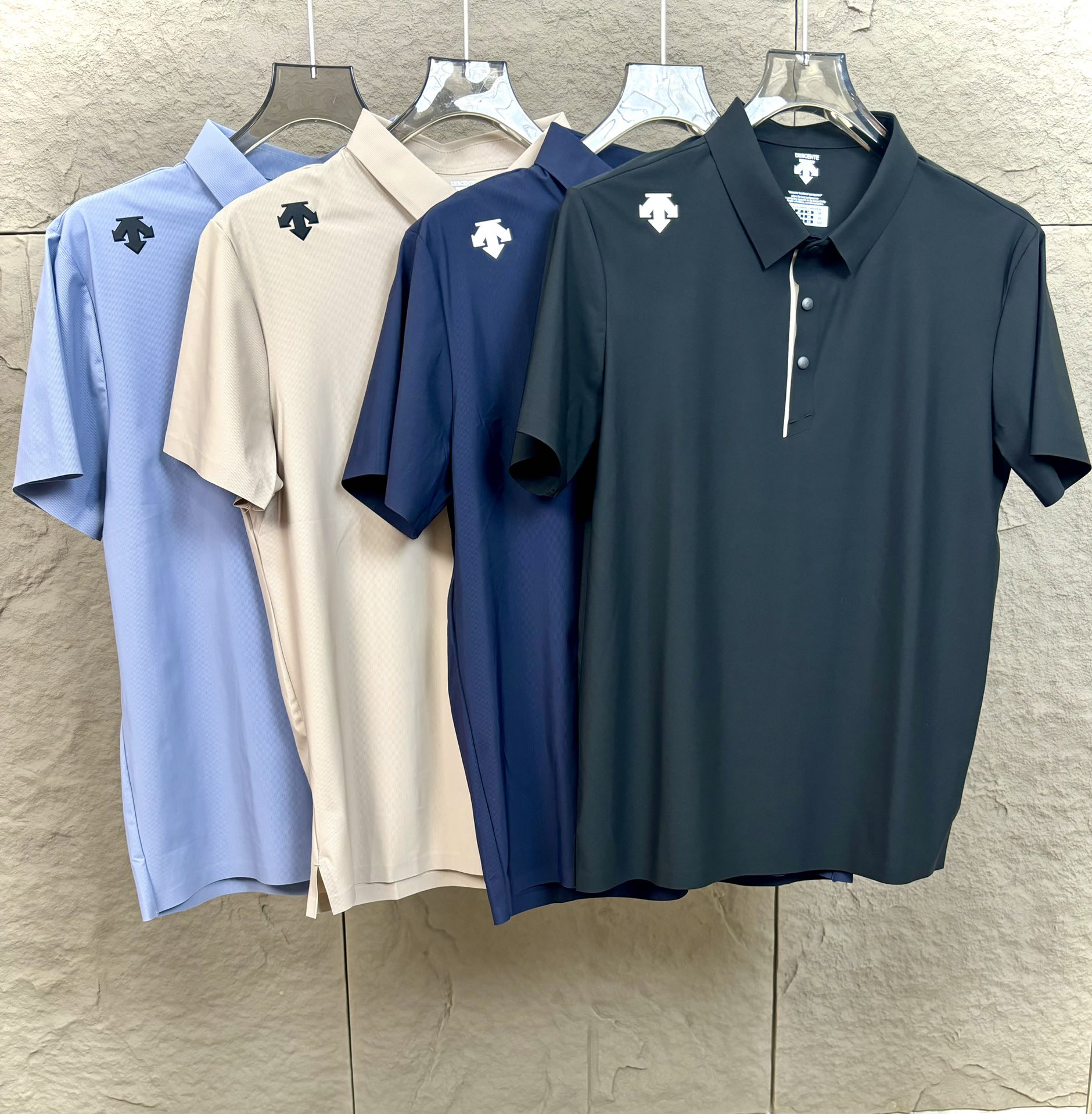 🛒购物价: 💰145💰
【全压胶】
DESCENTE/迪桑特夏季新款!高版本,质量很好。经典翻领胸前硅胶小标运动短袖Polo衫。
1️⃣进口速干精梳珠地面料冰丝凉感亲肤舒爽,不粘身不黏腻!排汗吸湿!这款迪家的POLO衫,遵循并致敬精典!
2️⃣采用了小翻领+门襟排扣的设计,隽永又儒雅,运动且商务!
肩膀上印有经典LOGO,高温硅胶的工艺加持,增加了设计的趣味性和观赏度
整体立体剪裁,拼块居多!跟贴合人体运动科学。绿色拼接黑色更是很突出,让人眼前一亮‼️整体既有严谨的精英范,又有利落阳光的运动感,彰显品牌魅力 !
3️⃣其具有十分优越的色牢度、耐皂洗、耐光汗复合和耐摩擦,长久穿着与洗涤仍能维持饱满的色泽度!
自问世以来、TOUGH面料以不易变形、不易褪色以及快递干爽的三大优势
颜色: 黑色 深蓝色。 咖色。兰灰色
尺码 胸围 衣长 肩宽 袖长
M 96 65 44.5 19.5
L. 135 67 46 20.5
XL 104 69 47.5 21.5
2XL 108 71 49 22.5
3XL 112 73 50.5 23.5
4XL 116 75 52 24.5
建议尺码 建议身高 建议体重
M 160-170 90-150
L 160-175 150-130
XL 165-175 130-145
2XL 170-180 145-165
3XL 175-185 165-180
4XL 175-200 180-200
温馨提示:尺码因为手工测量方式不同。存在2-4CM五查属合理范围内。