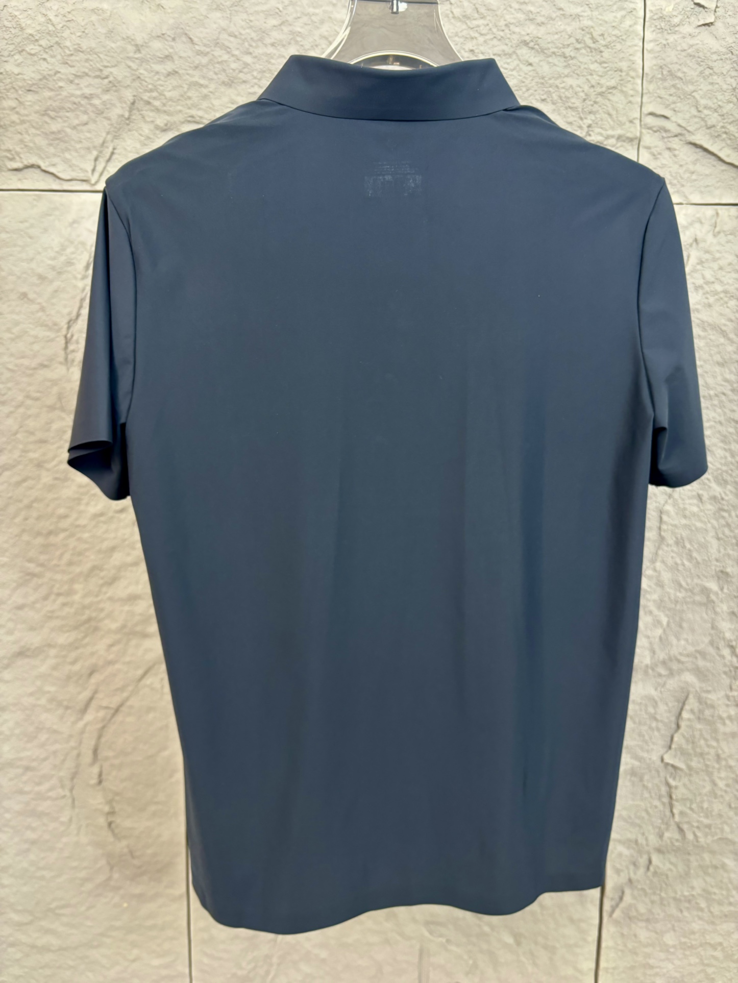 🛒购物价: 💰145💰
【全压胶】
DESCENTE/迪桑特夏季新款!高版本,质量很好。经典翻领胸前硅胶小标运动短袖Polo衫。
1️⃣进口速干精梳珠地面料冰丝凉感亲肤舒爽,不粘身不黏腻!排汗吸湿!这款迪家的POLO衫,遵循并致敬精典!
2️⃣采用了小翻领+门襟排扣的设计,隽永又儒雅,运动且商务!
肩膀上印有经典LOGO,高温硅胶的工艺加持,增加了设计的趣味性和观赏度
整体立体剪裁,拼块居多!跟贴合人体运动科学。绿色拼接黑色更是很突出,让人眼前一亮‼️整体既有严谨的精英范,又有利落阳光的运动感,彰显品牌魅力 !
3️⃣其具有十分优越的色牢度、耐皂洗、耐光汗复合和耐摩擦,长久穿着与洗涤仍能维持饱满的色泽度!
自问世以来、TOUGH面料以不易变形、不易褪色以及快递干爽的三大优势
颜色: 黑色 深蓝色。 咖色。兰灰色
尺码 胸围 衣长 肩宽 袖长
M 96 65 44.5 19.5
L. 135 67 46 20.5
XL 104 69 47.5 21.5
2XL 108 71 49 22.5
3XL 112 73 50.5 23.5
4XL 116 75 52 24.5
建议尺码 建议身高 建议体重
M 160-170 90-150
L 160-175 150-130
XL 165-175 130-145
2XL 170-180 145-165
3XL 175-185 165-180
4XL 175-200 180-200
温馨提示:尺码因为手工测量方式不同。存在2-4CM五查属合理范围内。