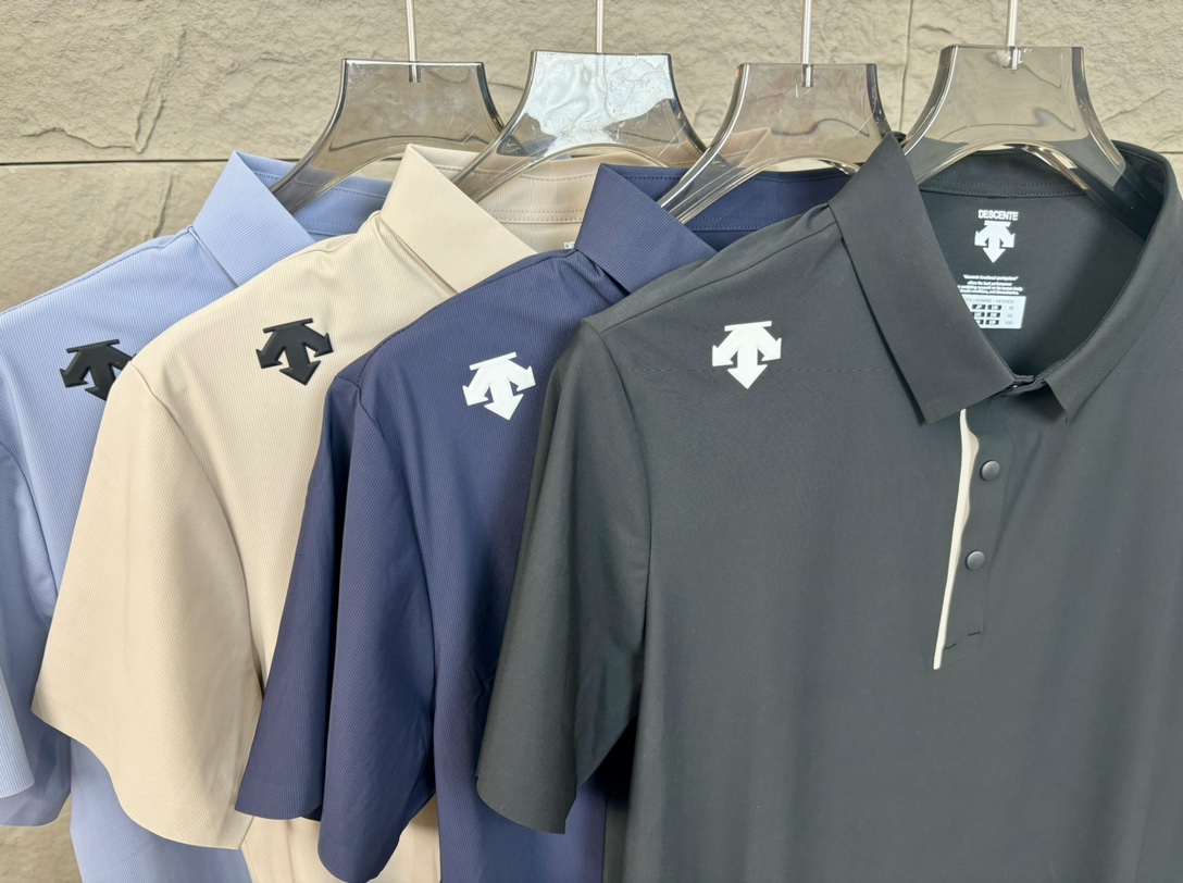 🛒购物价: 💰145💰
【全压胶】
DESCENTE/迪桑特夏季新款!高版本,质量很好。经典翻领胸前硅胶小标运动短袖Polo衫。
1️⃣进口速干精梳珠地面料冰丝凉感亲肤舒爽,不粘身不黏腻!排汗吸湿!这款迪家的POLO衫,遵循并致敬精典!
2️⃣采用了小翻领+门襟排扣的设计,隽永又儒雅,运动且商务!
肩膀上印有经典LOGO,高温硅胶的工艺加持,增加了设计的趣味性和观赏度
整体立体剪裁,拼块居多!跟贴合人体运动科学。绿色拼接黑色更是很突出,让人眼前一亮‼️整体既有严谨的精英范,又有利落阳光的运动感,彰显品牌魅力 !
3️⃣其具有十分优越的色牢度、耐皂洗、耐光汗复合和耐摩擦,长久穿着与洗涤仍能维持饱满的色泽度!
自问世以来、TOUGH面料以不易变形、不易褪色以及快递干爽的三大优势
颜色: 黑色 深蓝色。 咖色。兰灰色
尺码 胸围 衣长 肩宽 袖长
M 96 65 44.5 19.5
L. 135 67 46 20.5
XL 104 69 47.5 21.5
2XL 108 71 49 22.5
3XL 112 73 50.5 23.5
4XL 116 75 52 24.5
建议尺码 建议身高 建议体重
M 160-170 90-150
L 160-175 150-130
XL 165-175 130-145
2XL 170-180 145-165
3XL 175-185 165-180
4XL 175-200 180-200
温馨提示:尺码因为手工测量方式不同。存在2-4CM五查属合理范围内。