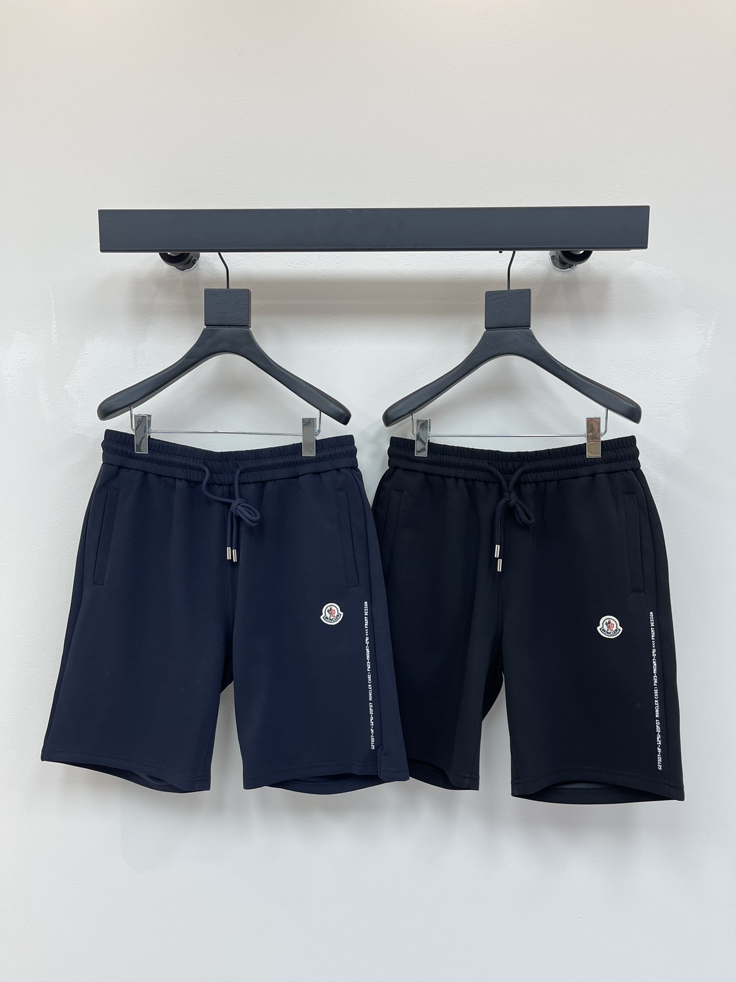 NO:419492,Moncle*/Spring 25 Spring and Summer New Elastic Strap Casual Shorts, Customized Fabric, Breathable and Comfortable, Improper Details, Brand Embroidery Design Concept, reflects high quality. It feels delicate and soft!  It is casually cut, with a great upper body style!  XS-L, Moncler, shorts, alexander wang19860909Moncle*/蒙口25春夏新款松紧带休闲短裤,定制面料 透气舒适度高,细节无可挑剔,品牌元素刺绣设计理念,体现高品质.手感细腻柔软！呈现休闲裁剪,上身版型超赞！XS-L,,Moncler,shorts,alexander wang,Women's clothing